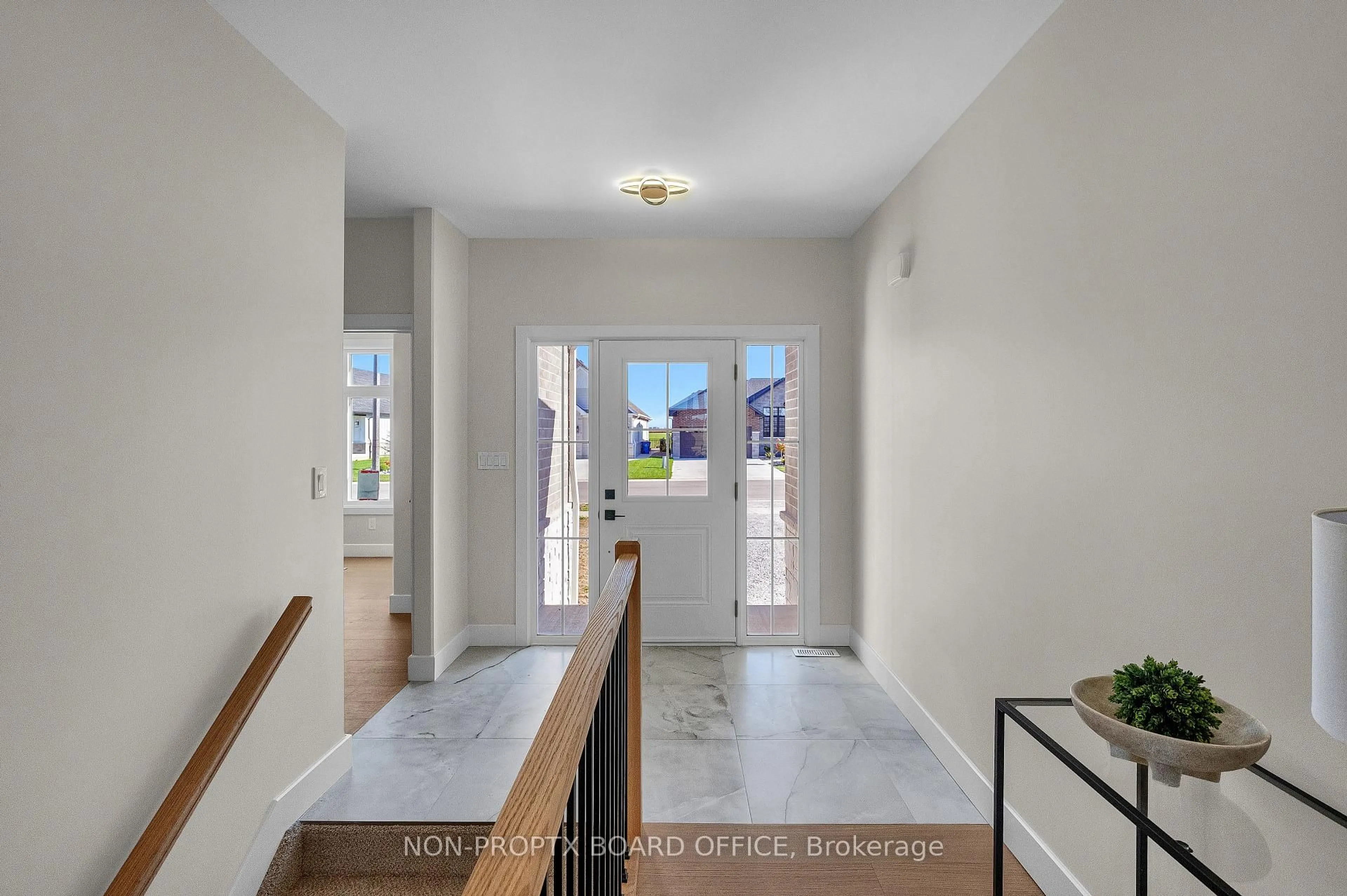 Indoor entryway for 172 Rosewood Cres, Chatham-Kent Ontario N7M 0V4