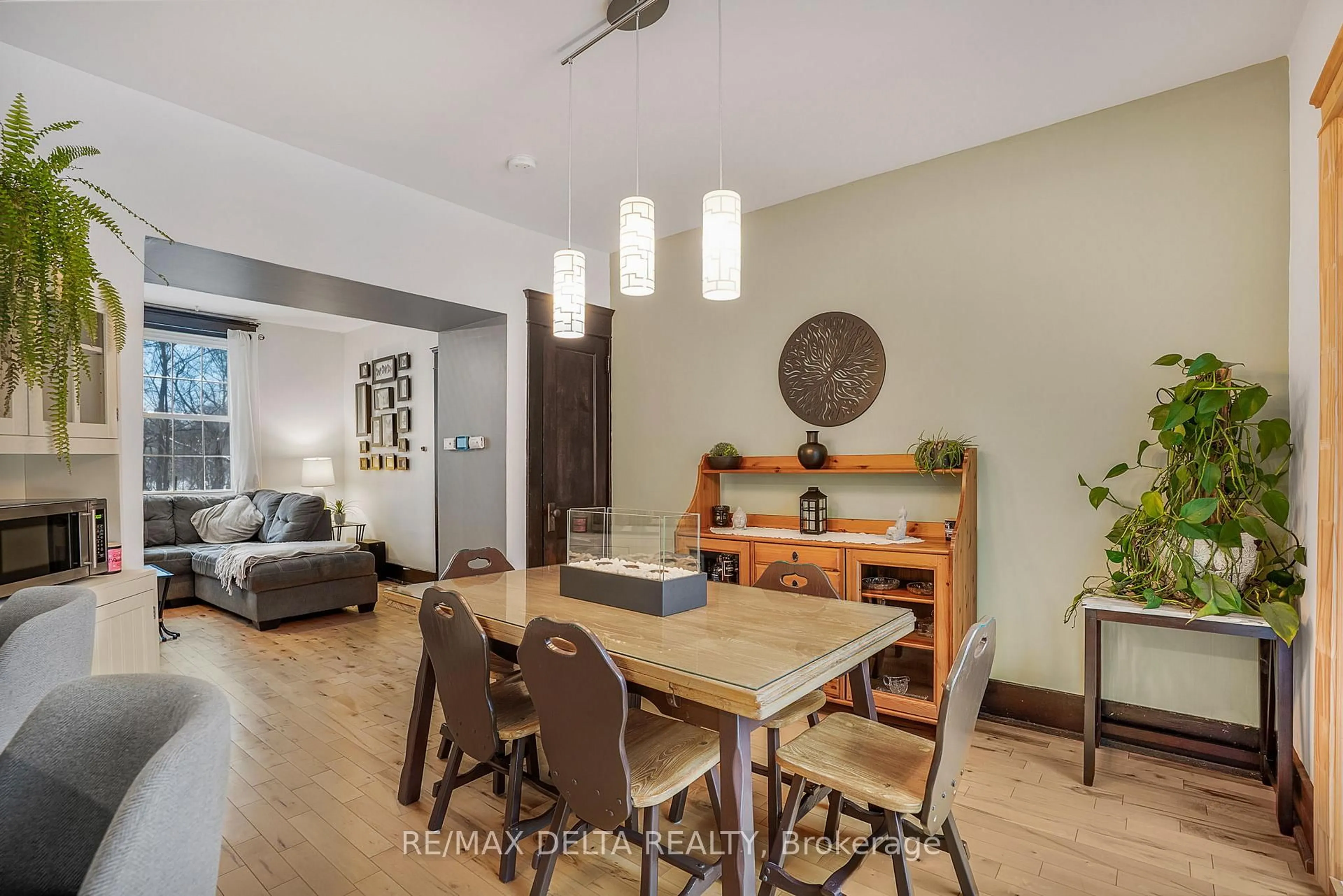 Dining room, wood/laminate floor for 554 Allan St, Hawkesbury Ontario K6A 2M2