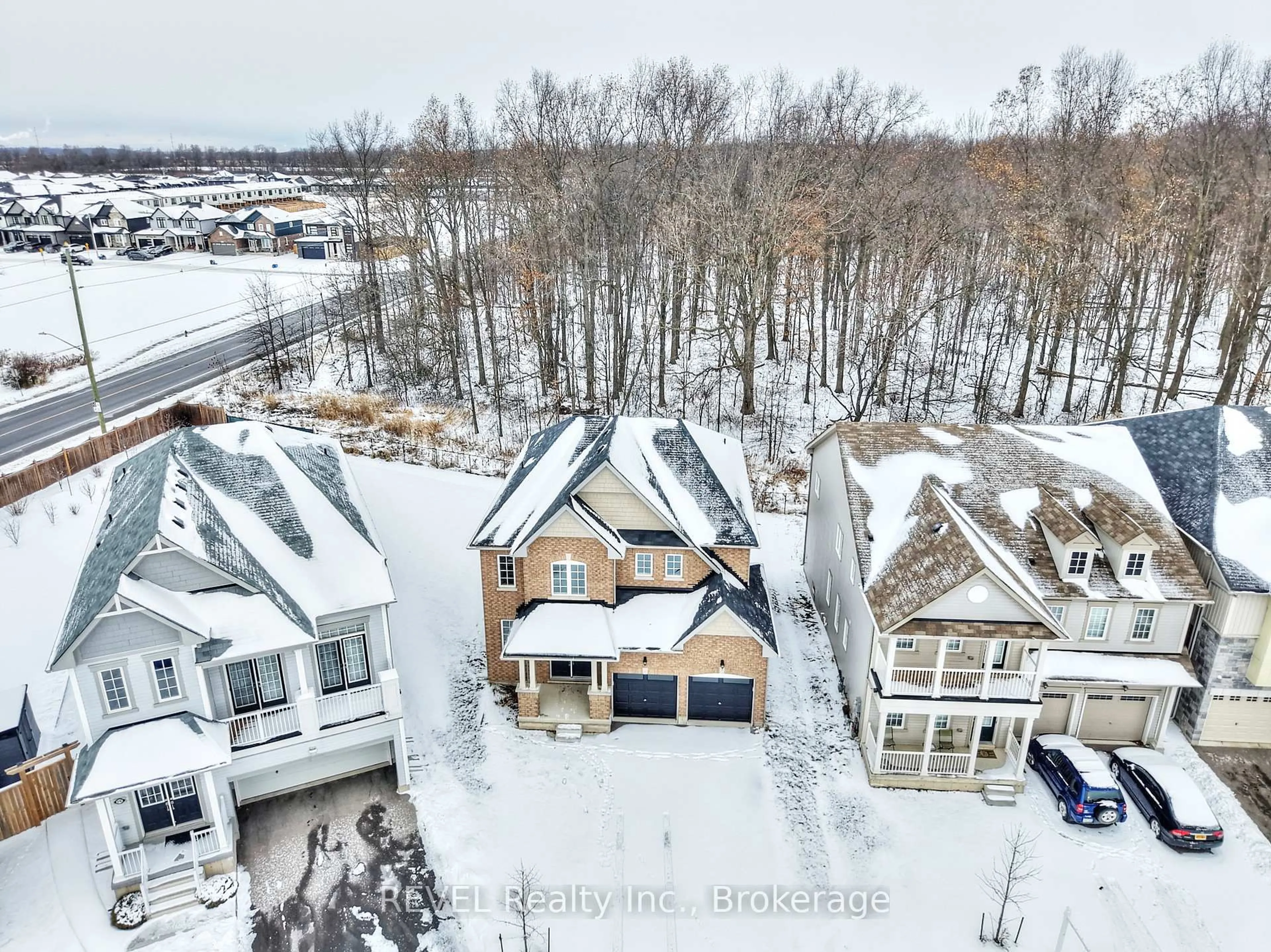 A pic from outside/outdoor area/front of a property/back of a property/a pic from drone, unknown for 8787 Chickory Tr, Niagara Falls Ontario L2H 3S4