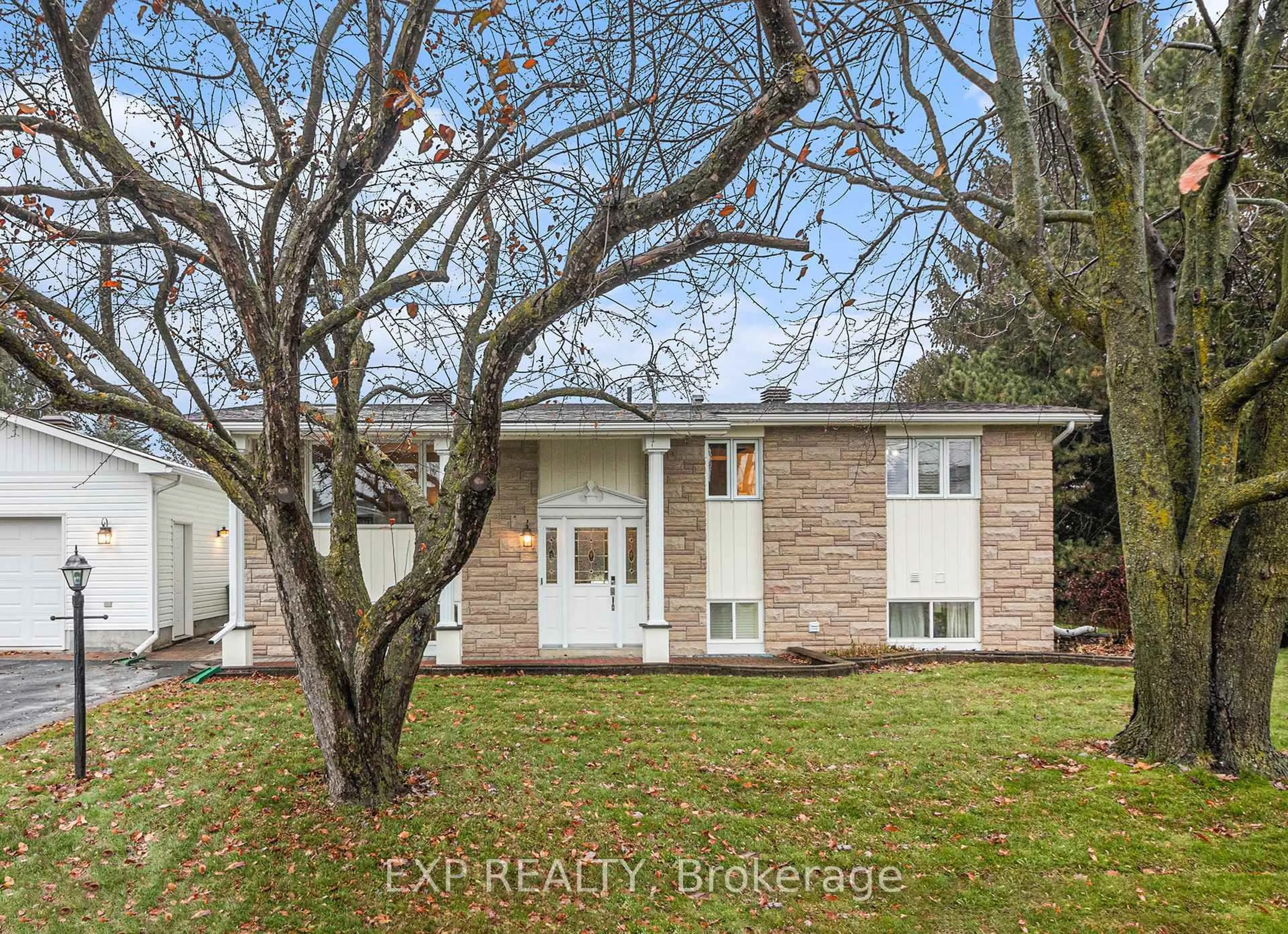 Unknown for 2 Castlebeau St, Russell Ontario K0A 1W0