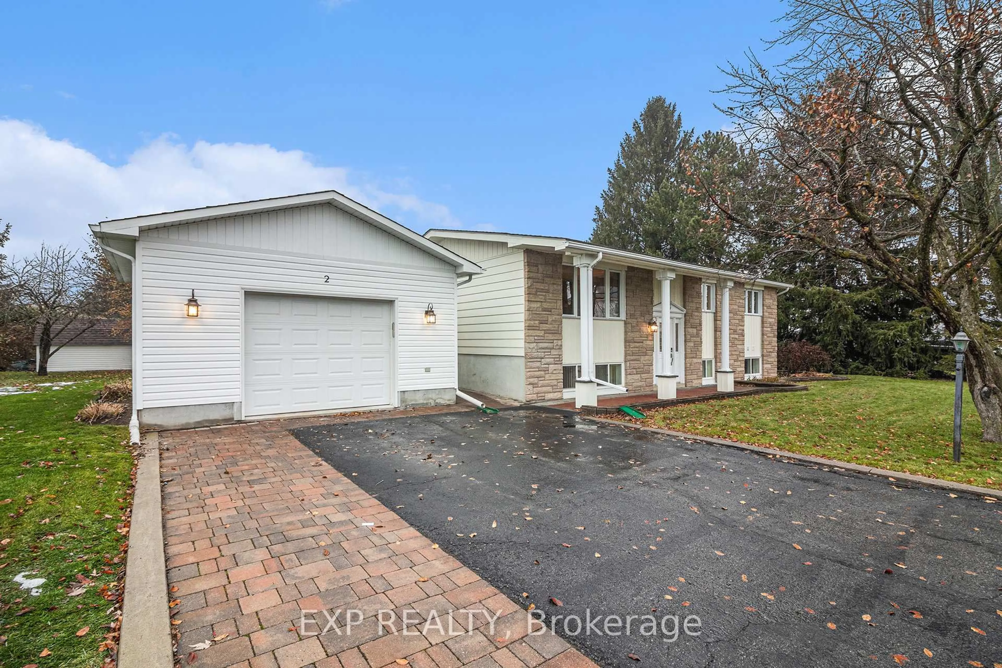 Unknown for 2 Castlebeau St, Russell Ontario K0A 1W0