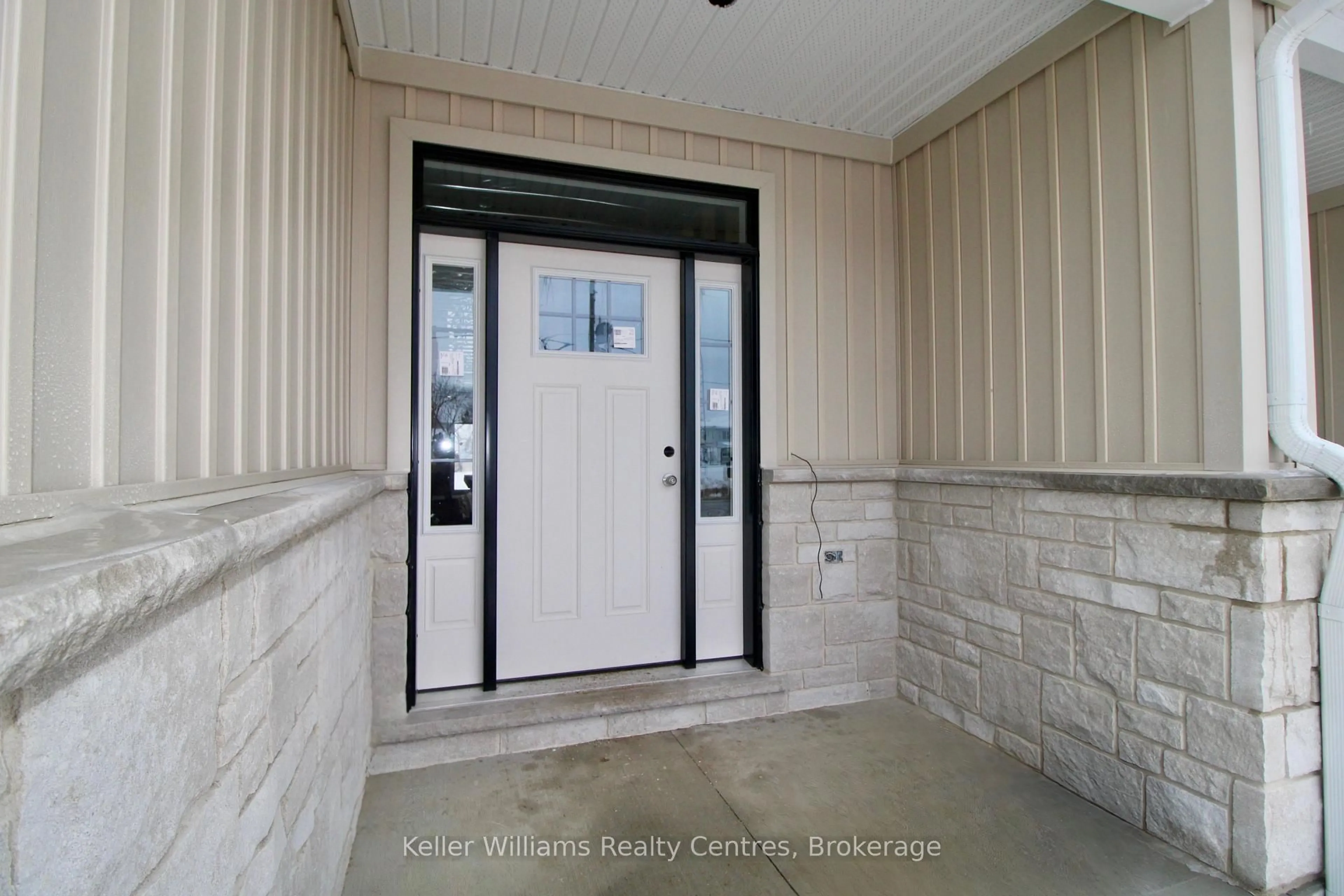Indoor entryway for 260 7th St #3, Hanover Ontario N4N 1G9