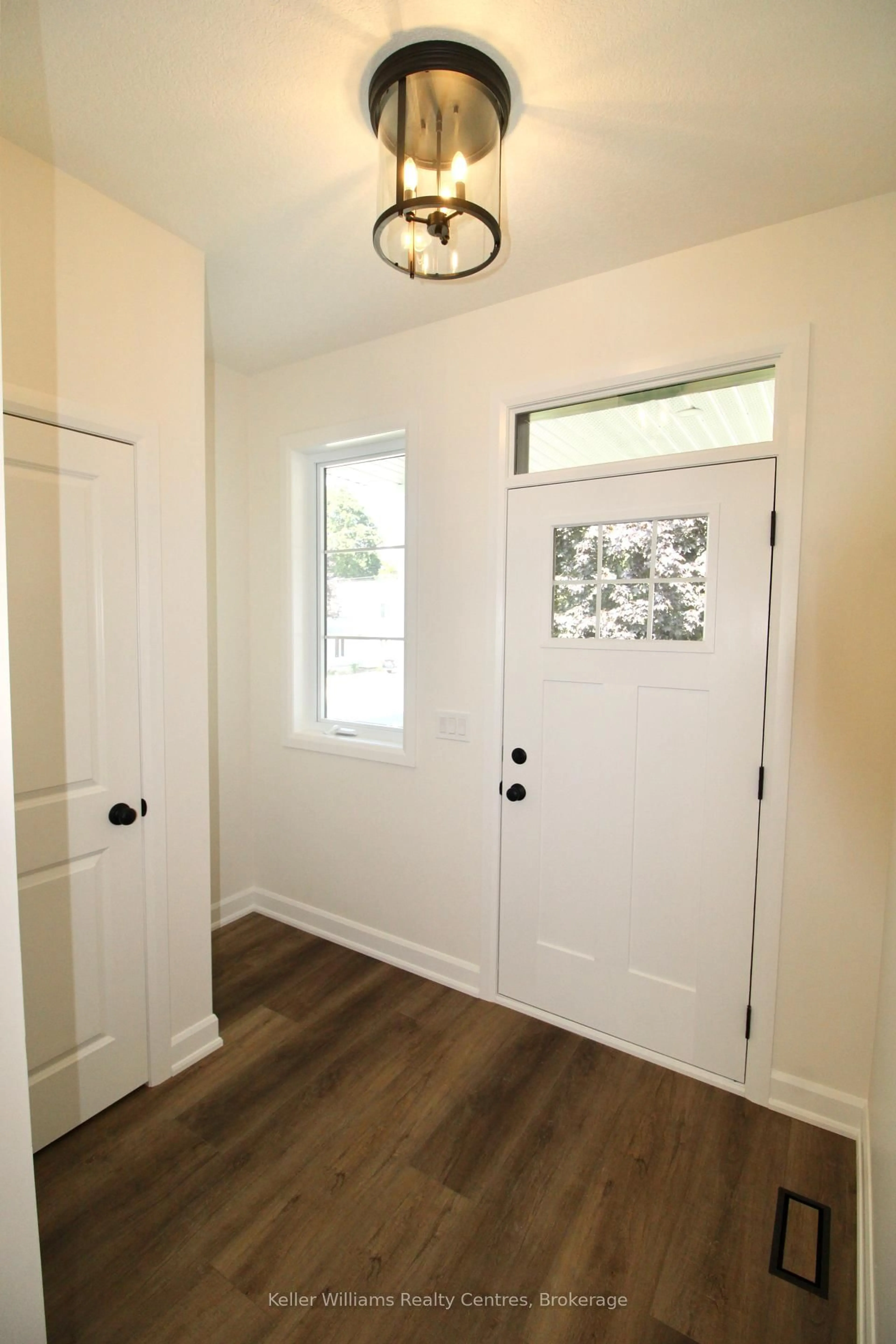 Indoor entryway for 260 7th St #3, Hanover Ontario N4N 1G9