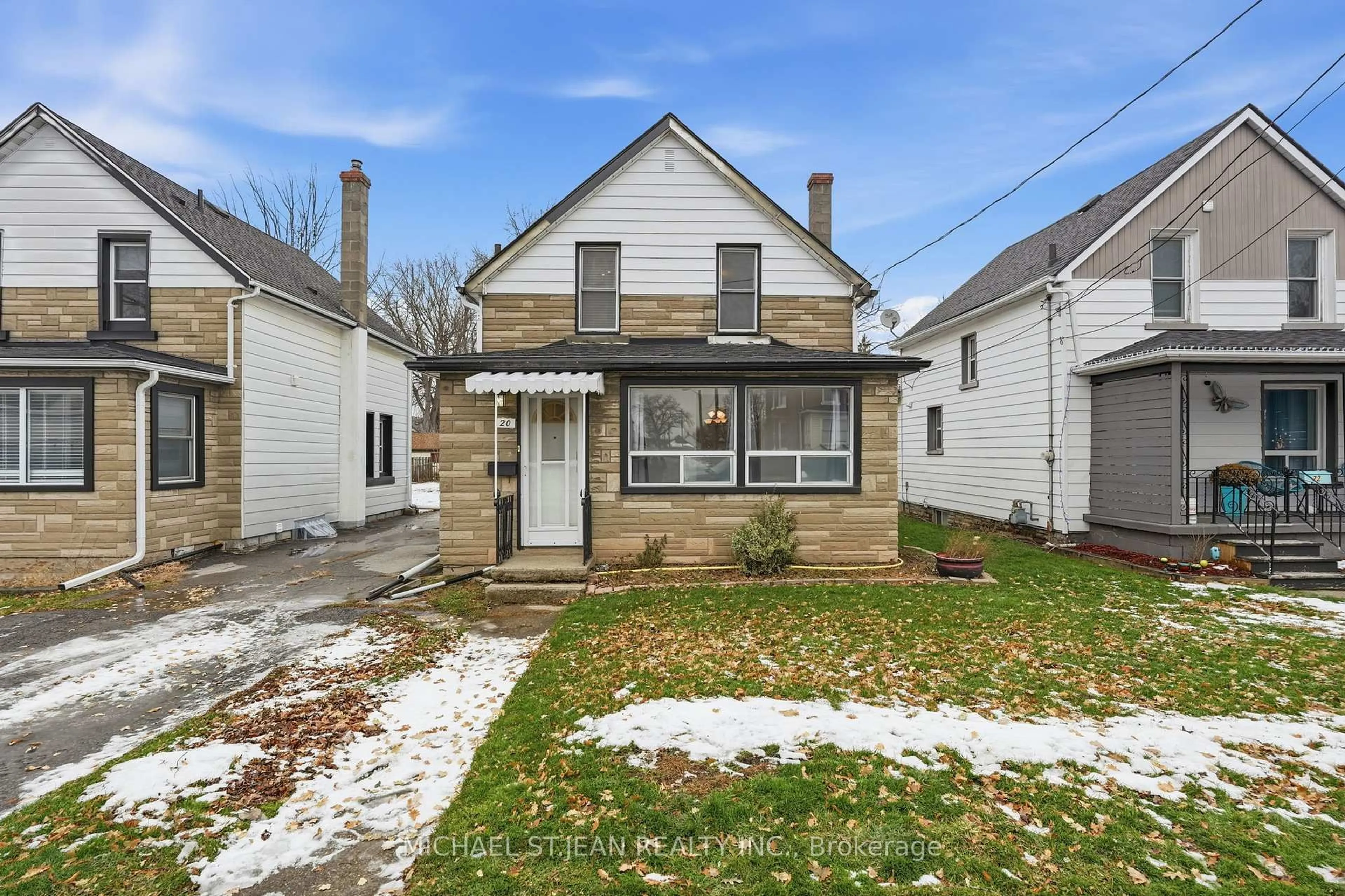 Home with vinyl exterior material, street for 20 York St, Welland Ontario L3B 4A6