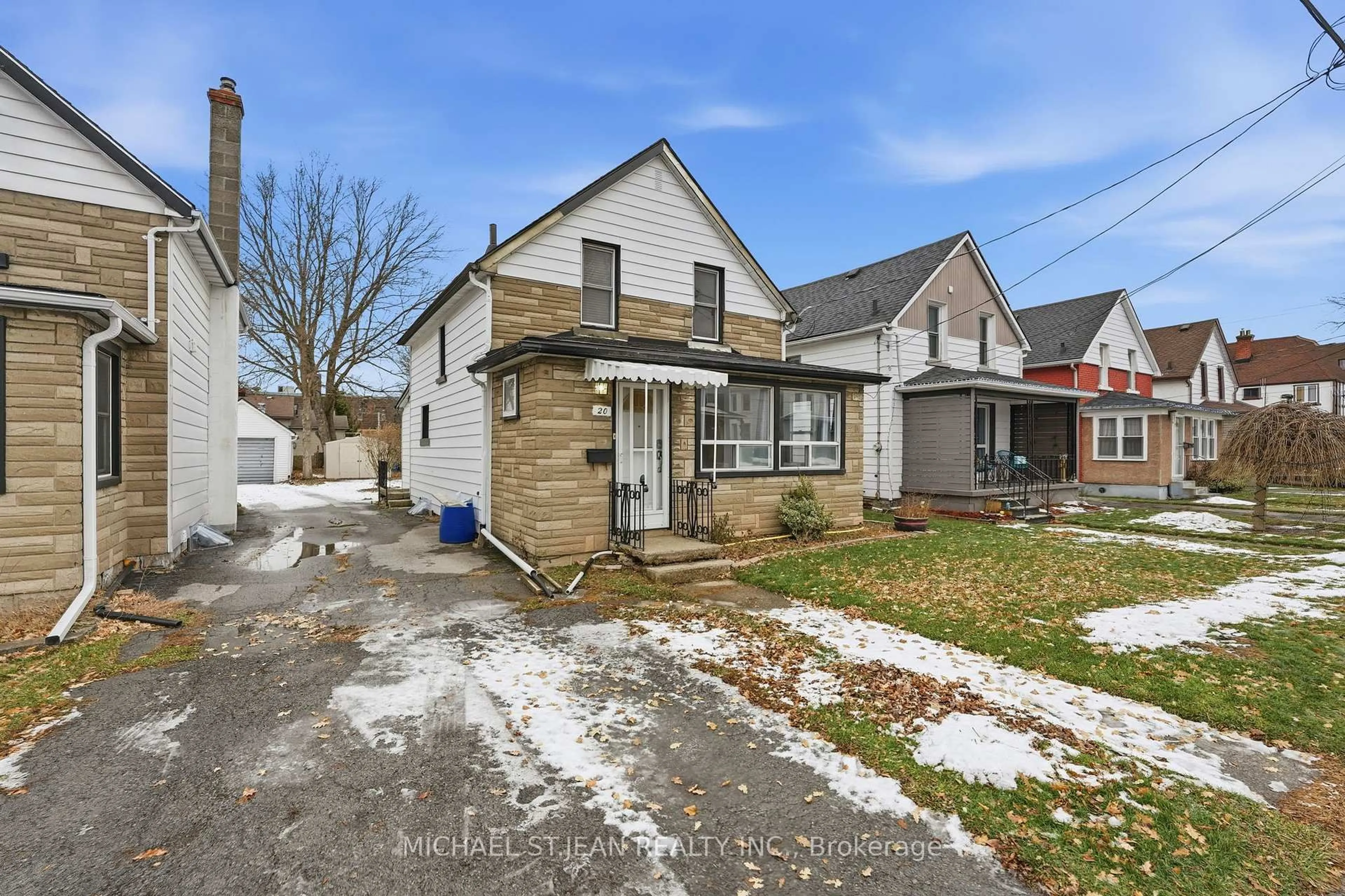 A pic from outside/outdoor area/front of a property/back of a property/a pic from drone, street for 20 York St, Welland Ontario L3B 4A6