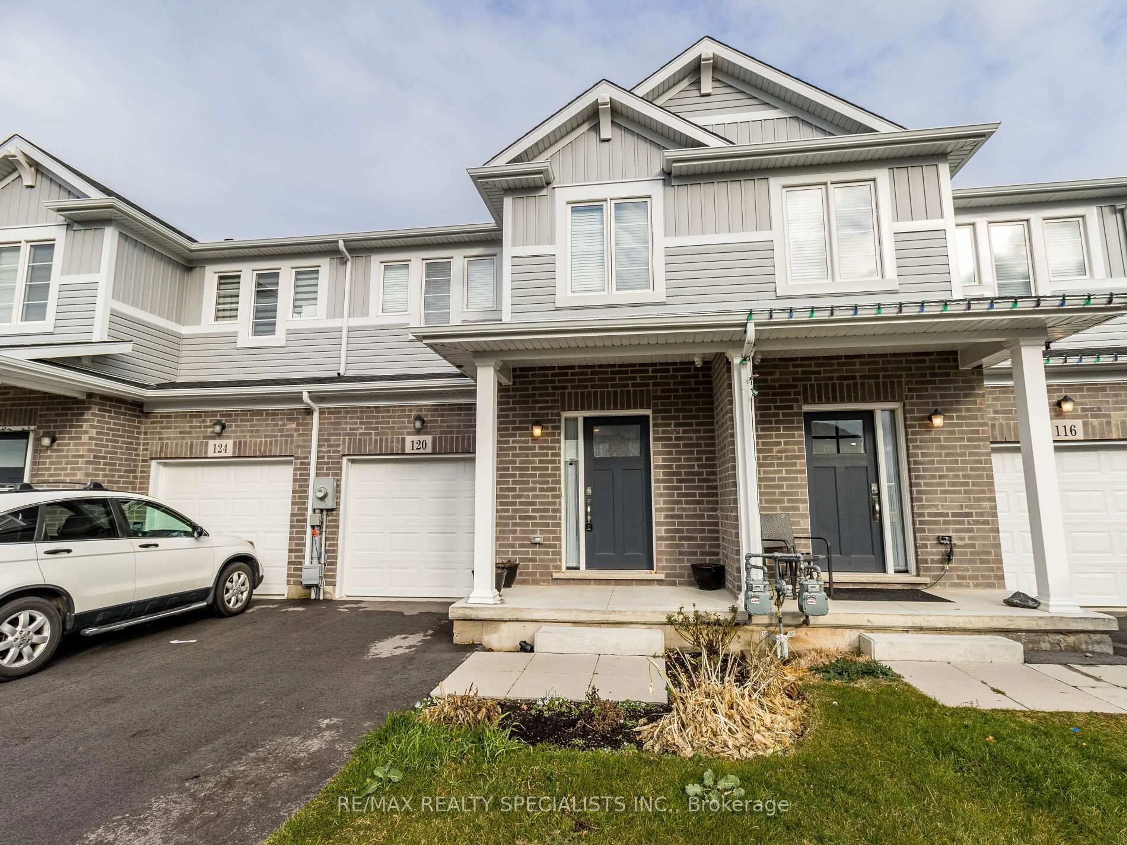 A pic from outside/outdoor area/front of a property/back of a property/a pic from drone, street for 120 Sycamore St, Welland Ontario L3C 0H8