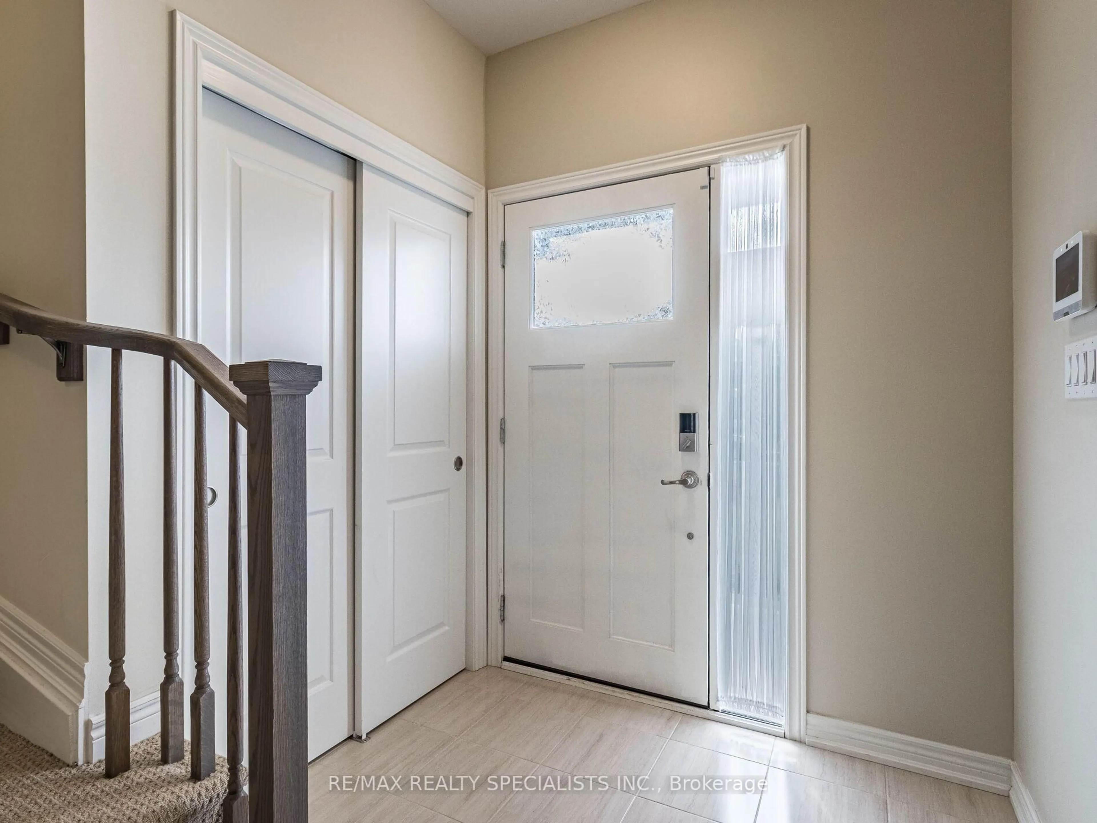 Indoor entryway for 120 Sycamore St, Welland Ontario L3C 0H8