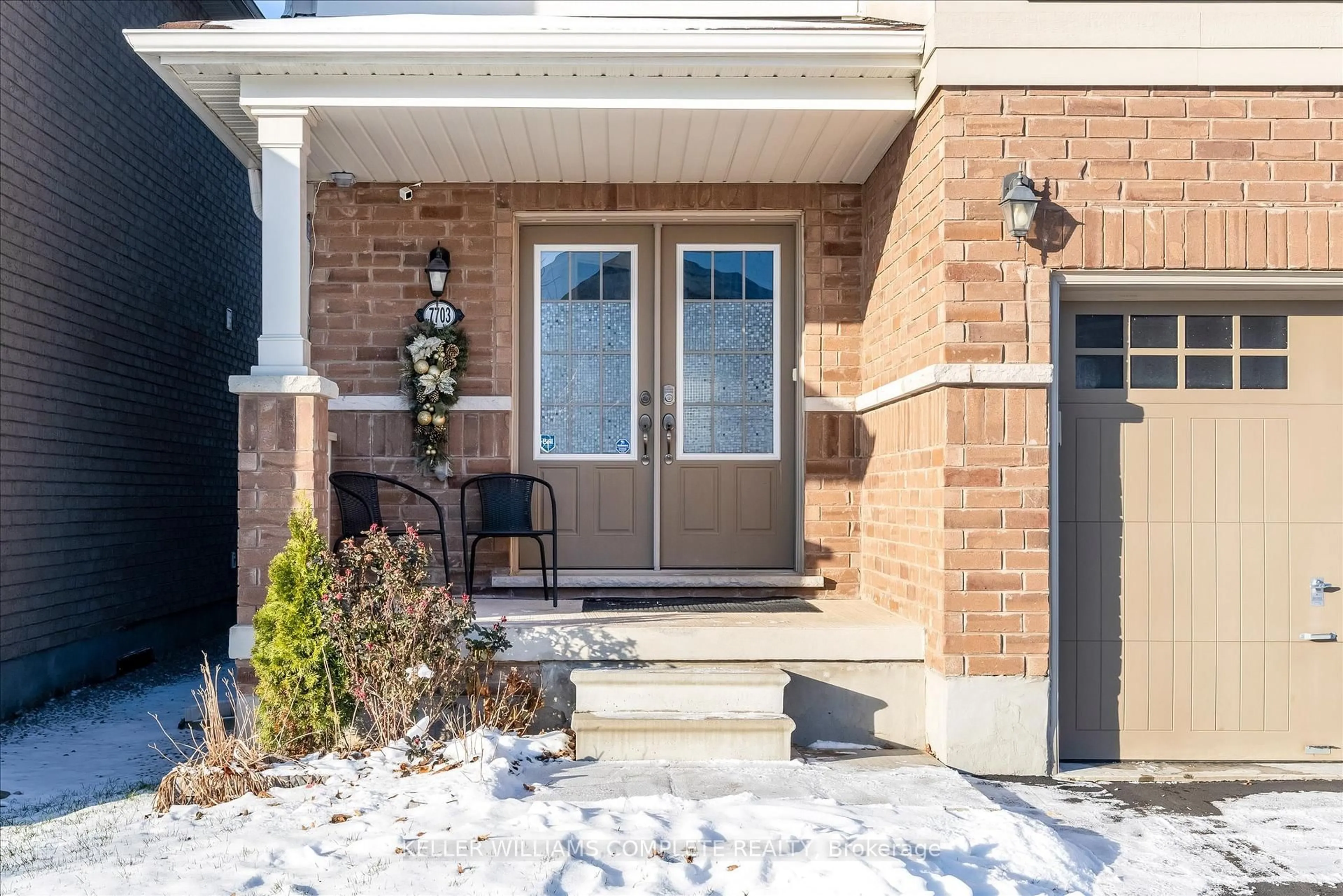 Indoor entryway for 7703 Sycamore Dr, Niagara Falls Ontario L2H 0N6