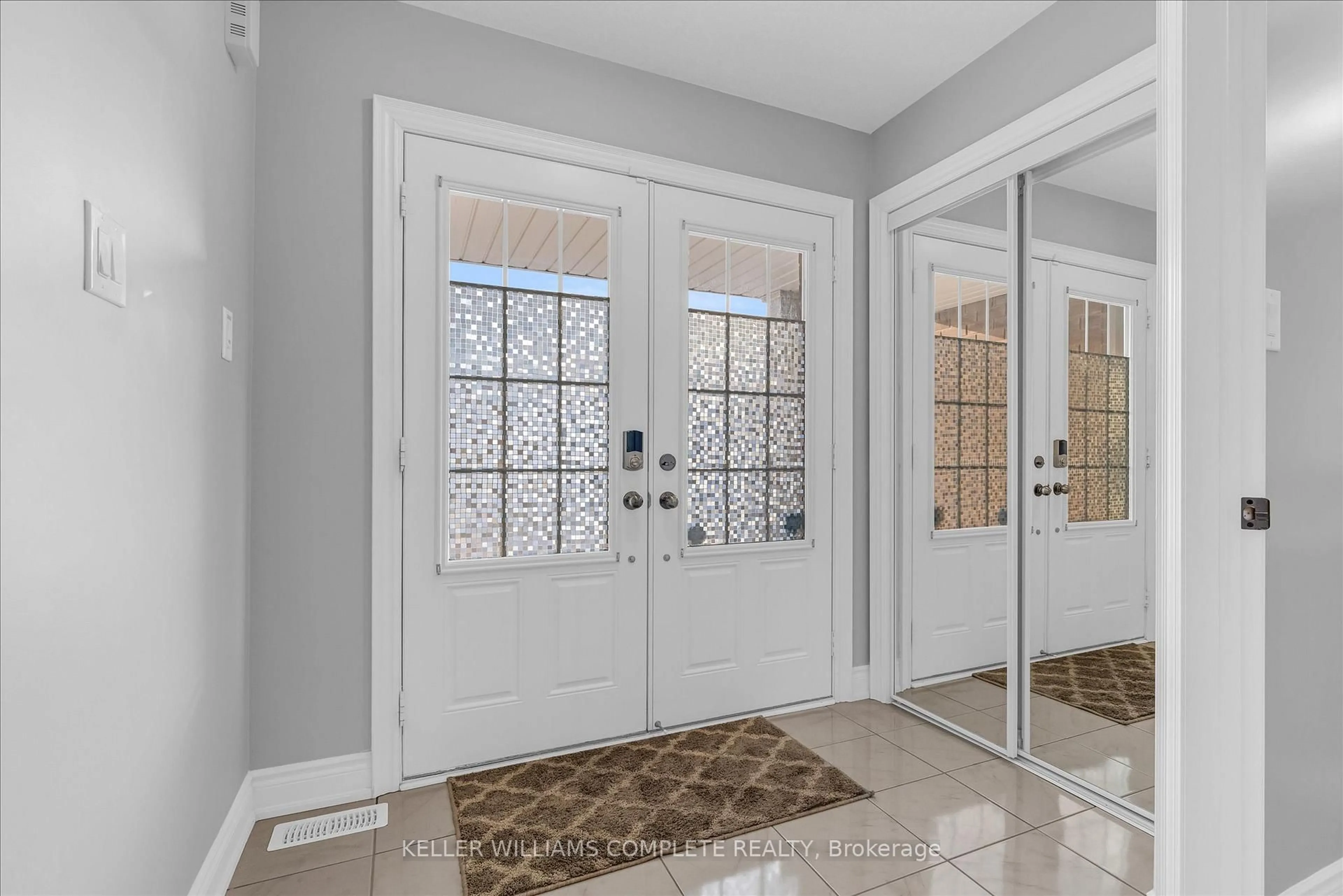 Indoor entryway for 7703 Sycamore Dr, Niagara Falls Ontario L2H 0N6