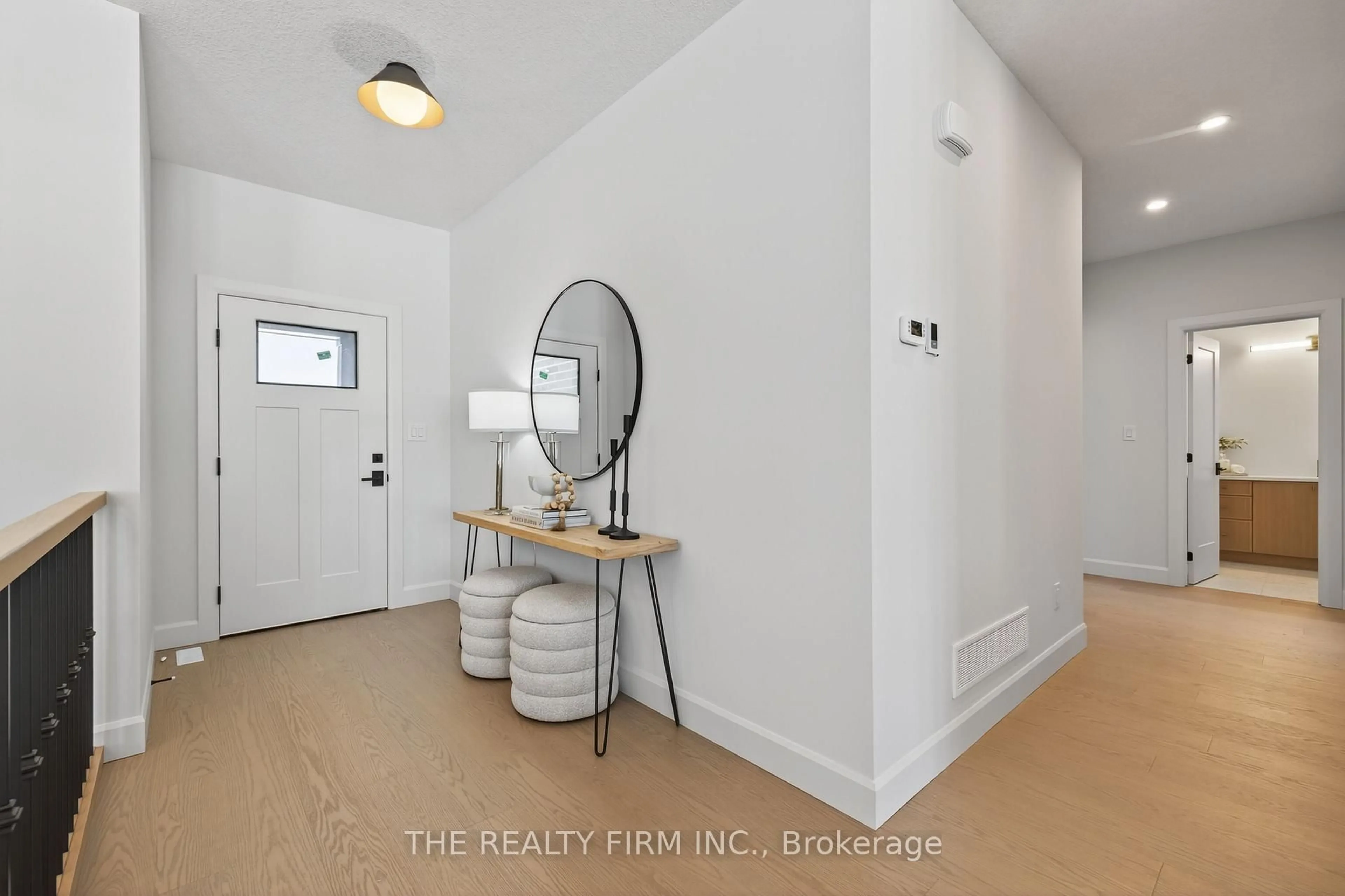Indoor entryway for 289 King St, Southwest Middlesex Ontario N0L 1M0