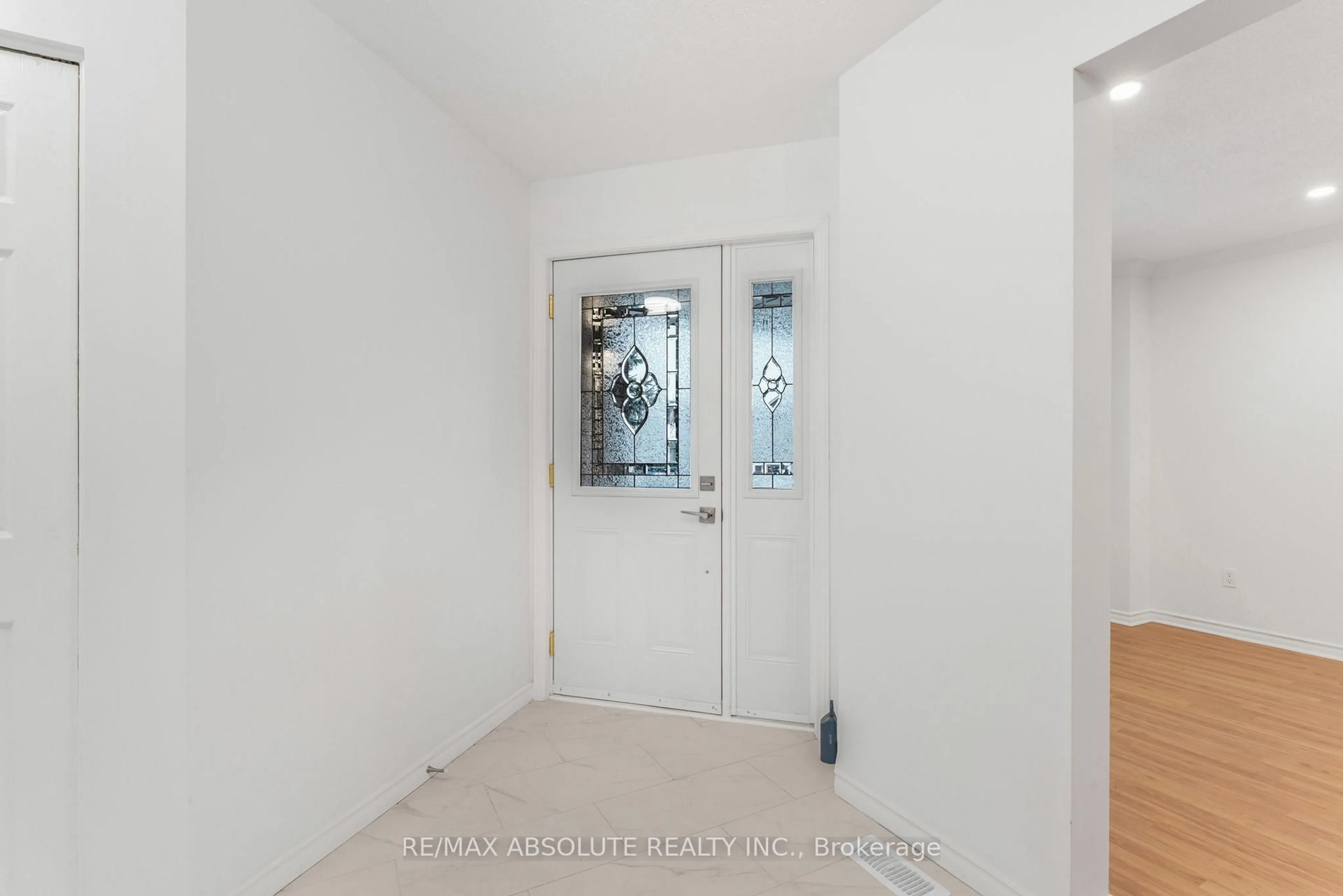 Indoor entryway for 876 Clearcrest Cres, Ottawa Ontario K4A 3E6