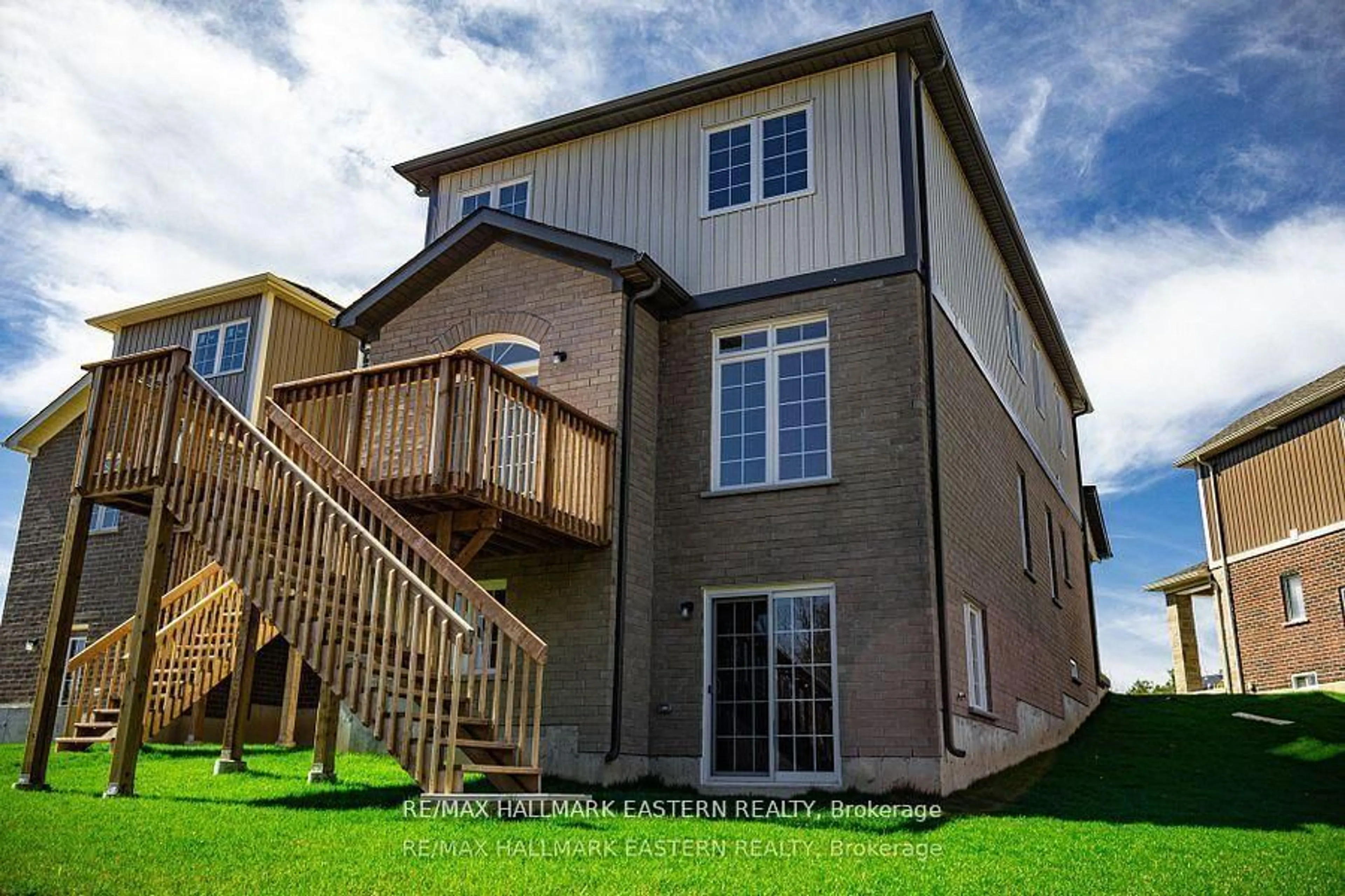 Home with vinyl exterior material, building for 37 COLDBROOK Dr, Cavan Monaghan Ontario L0A 1G0