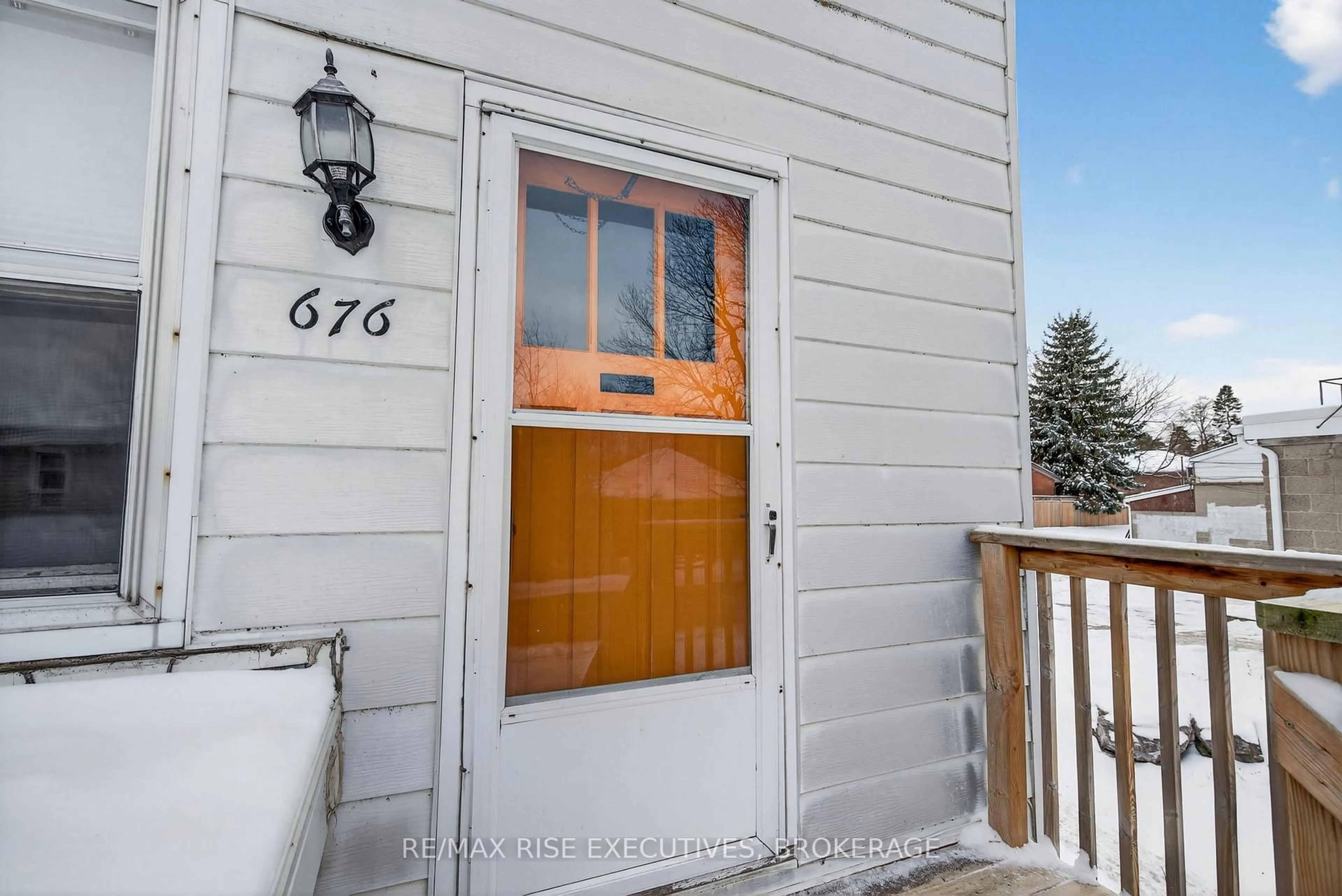Indoor entryway for 676 King St, Kingston Ontario K7M 2E8