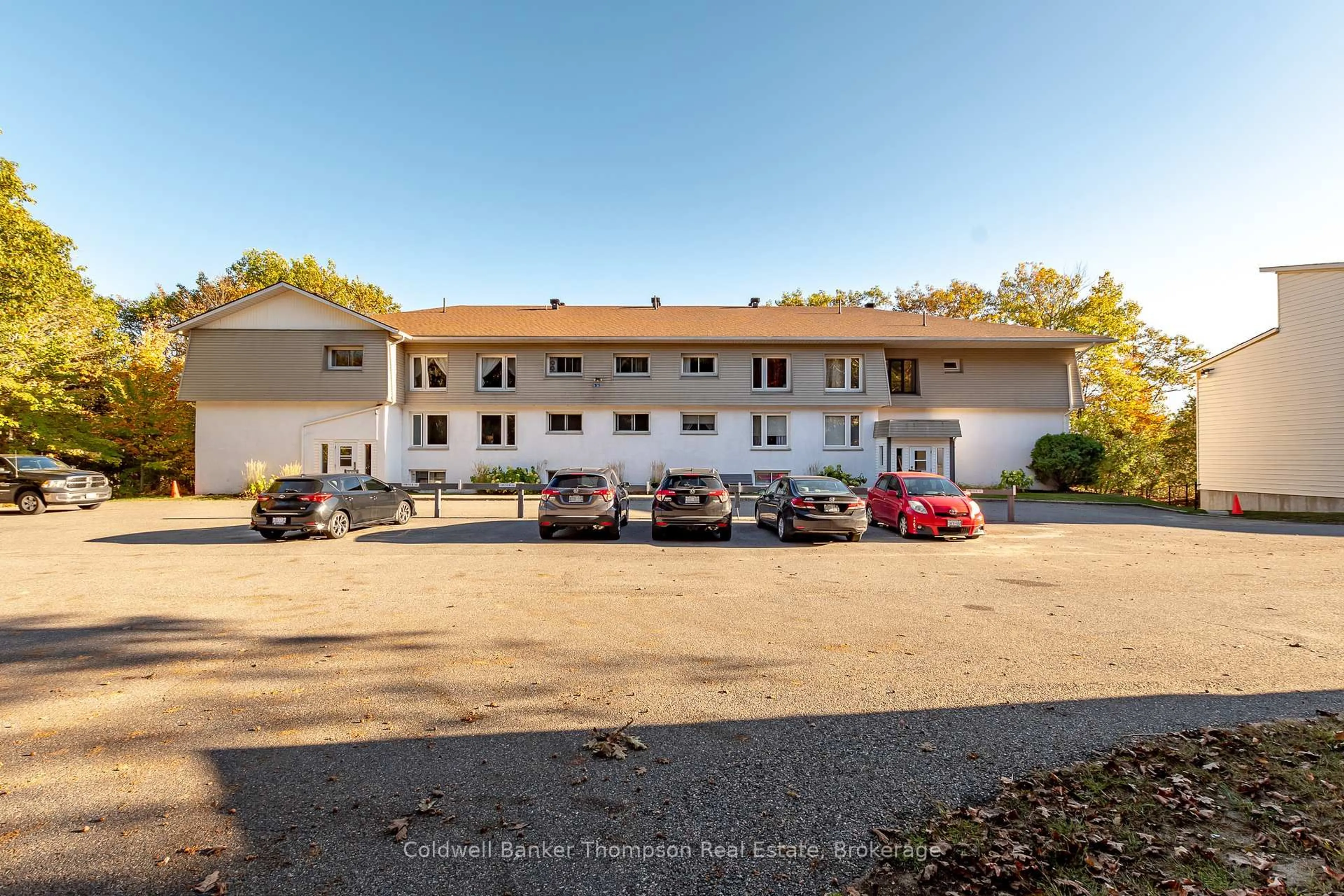 A pic from outside/outdoor area/front of a property/back of a property/a pic from drone, building for 26 Herman Ave #22, Huntsville Ontario P1H 1J6