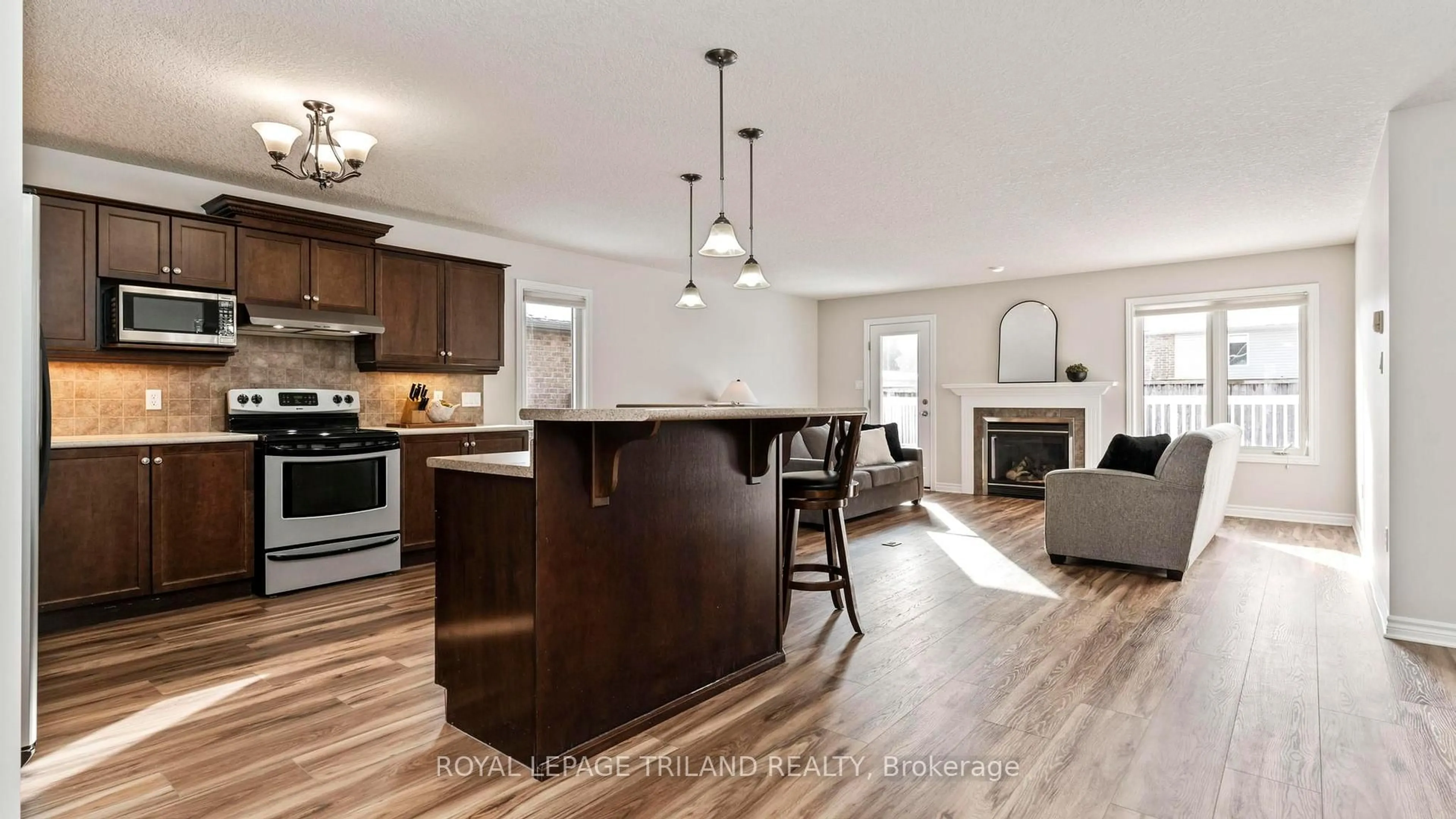 Open concept kitchen, wood/laminate floor for 36 HUMMINGBIRD Lane, St. Thomas Ontario N5R 6L8