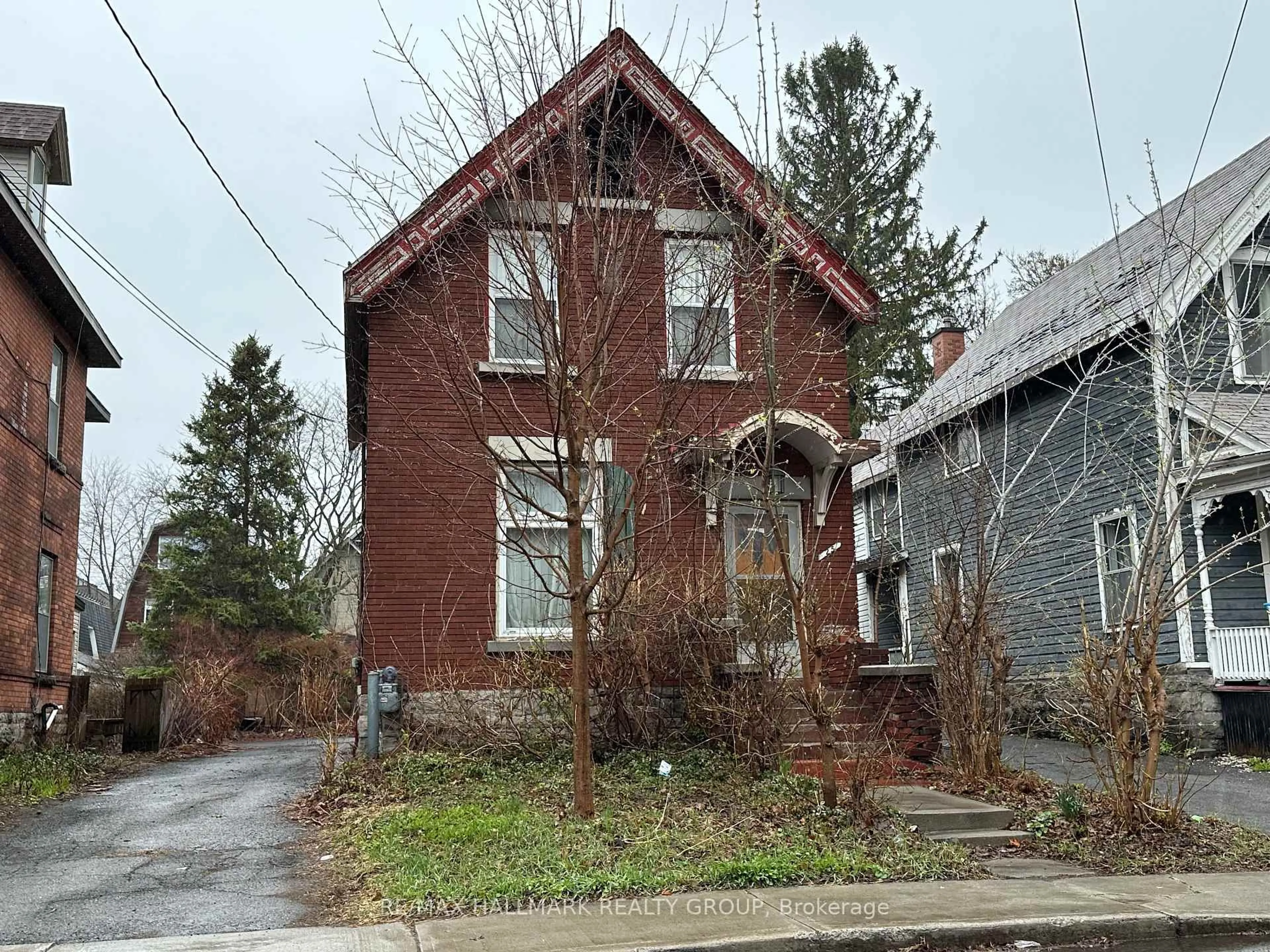 Home with brick exterior material, street for 25 Third Ave, Ottawa Ontario K1S 2J5
