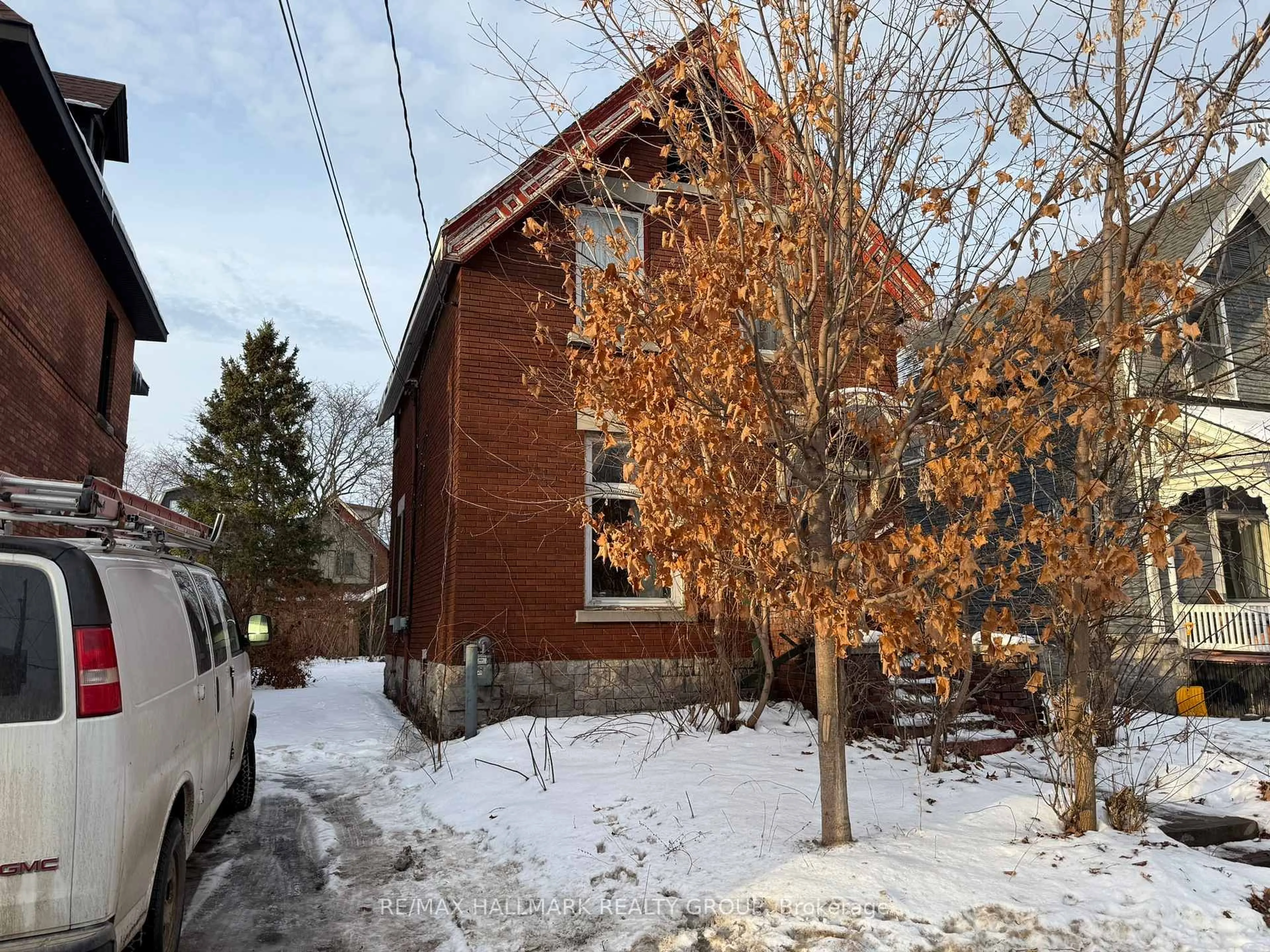 Home with brick exterior material, street for 25 Third Ave, Ottawa Ontario K1S 2J5