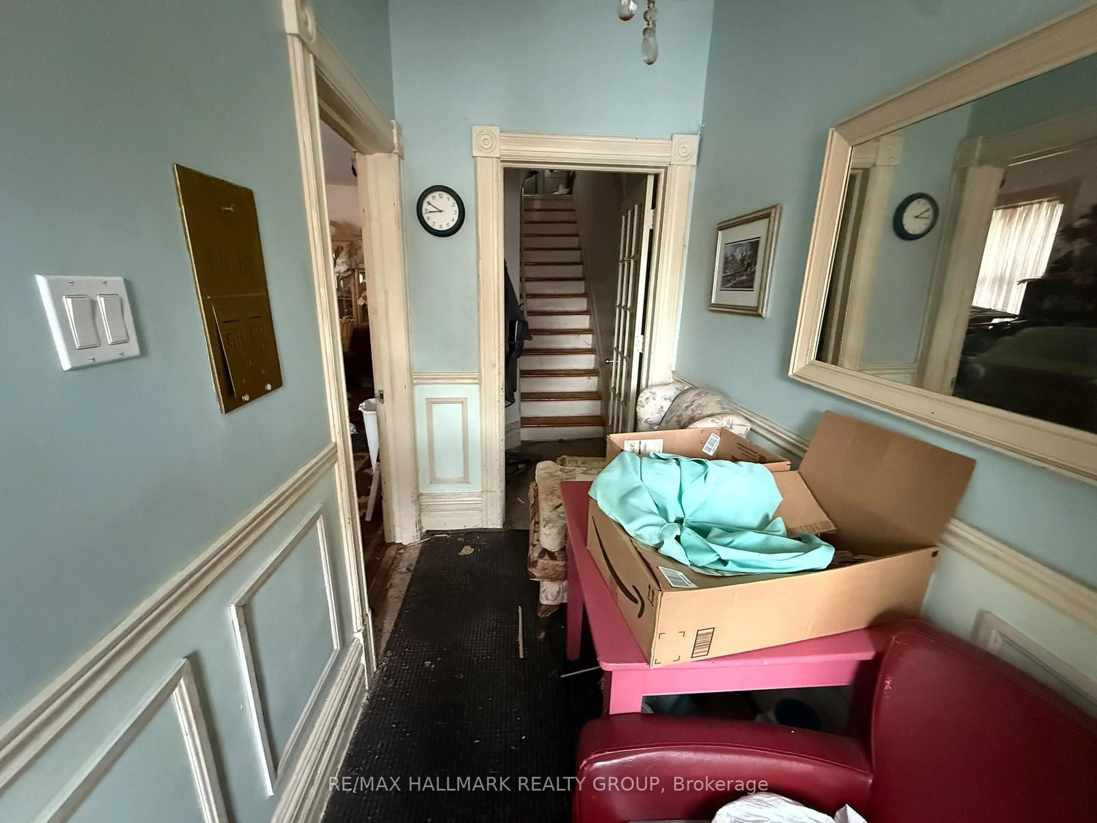 Indoor foyer for 25 Third Ave, Ottawa Ontario K1S 2J5