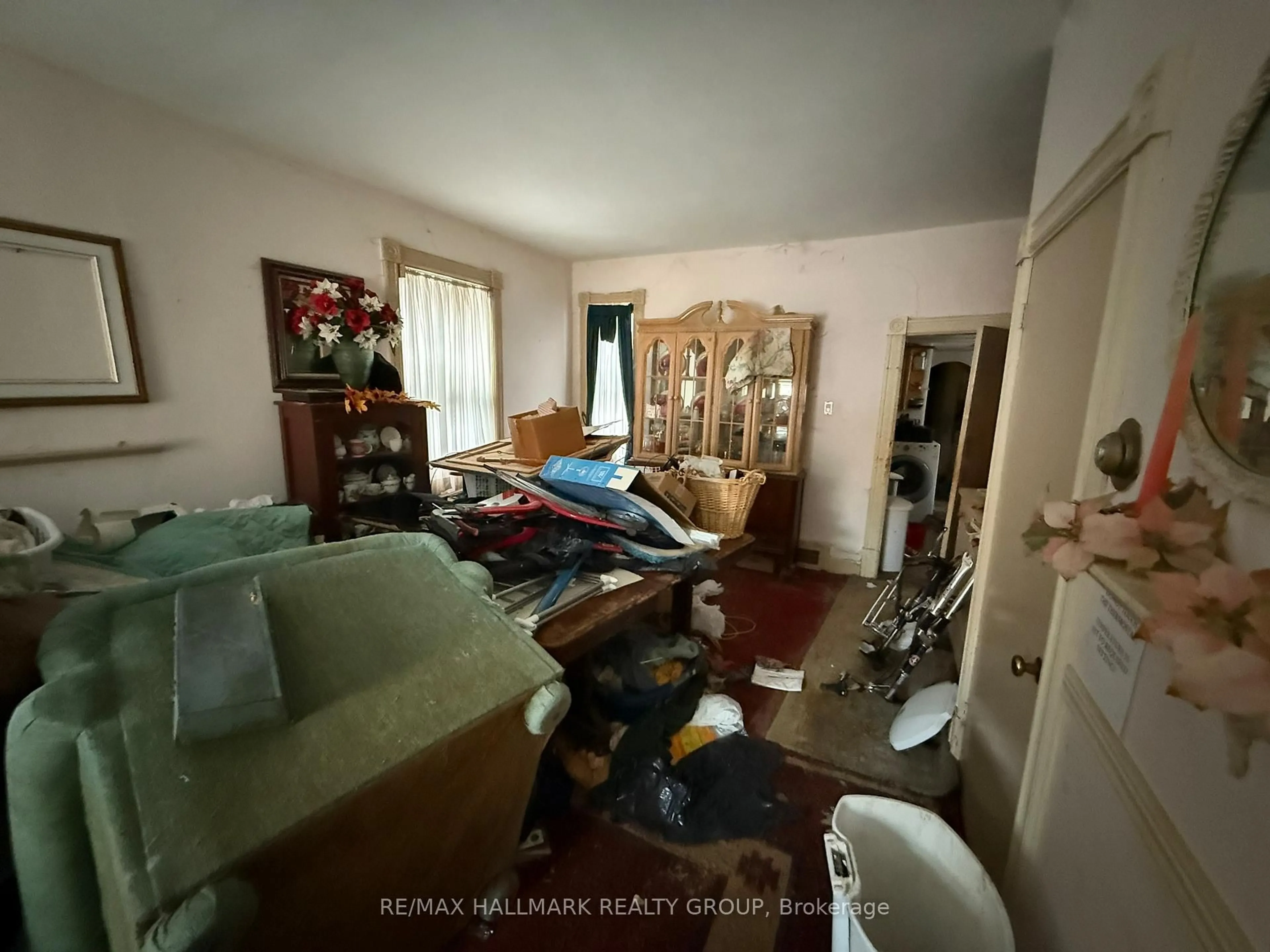 A pic of a room for 25 Third Ave, Ottawa Ontario K1S 2J5