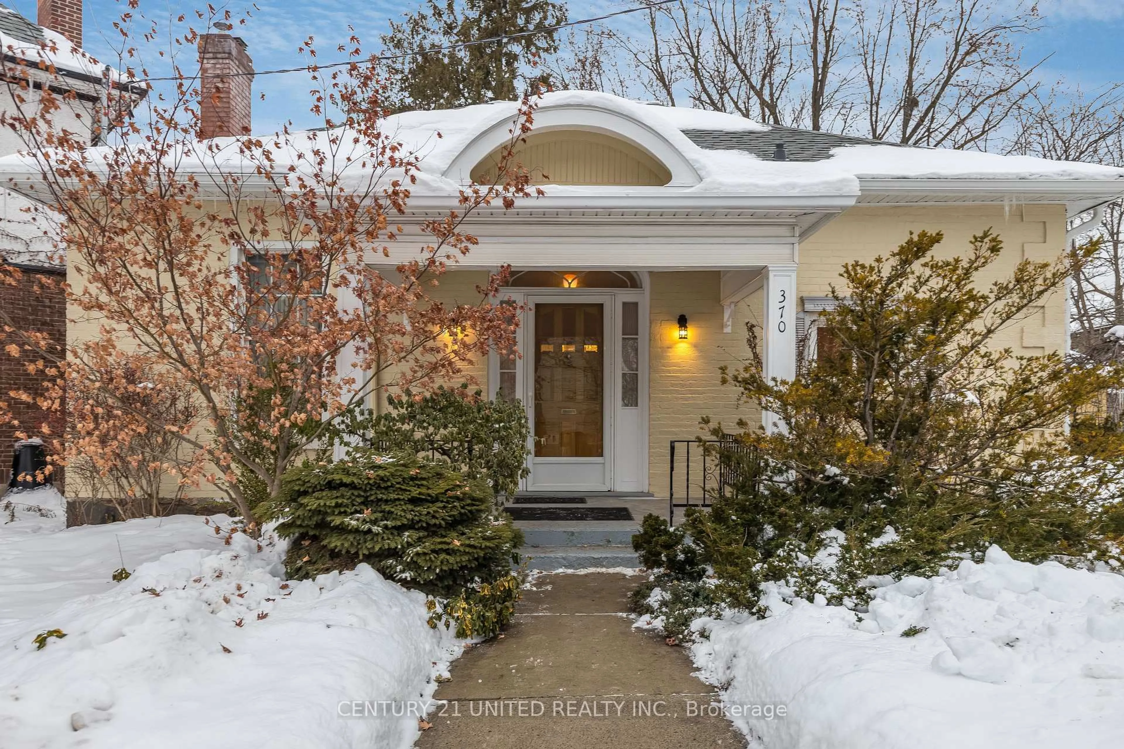 Indoor entryway for 370 Hunter St, Peterborough Ontario K9H 2M5