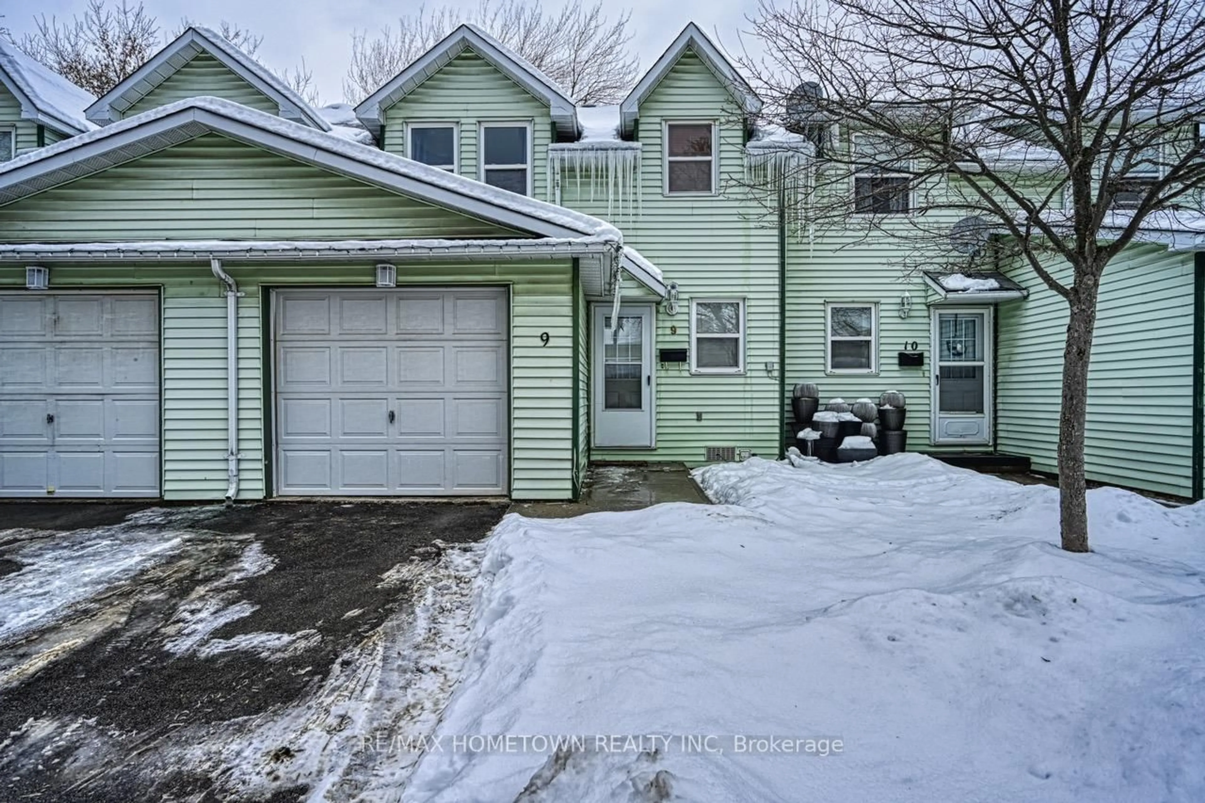 A pic from outside/outdoor area/front of a property/back of a property/a pic from drone, street for 27 Aldershot Ave #9, Brockville Ontario K6V 2P7