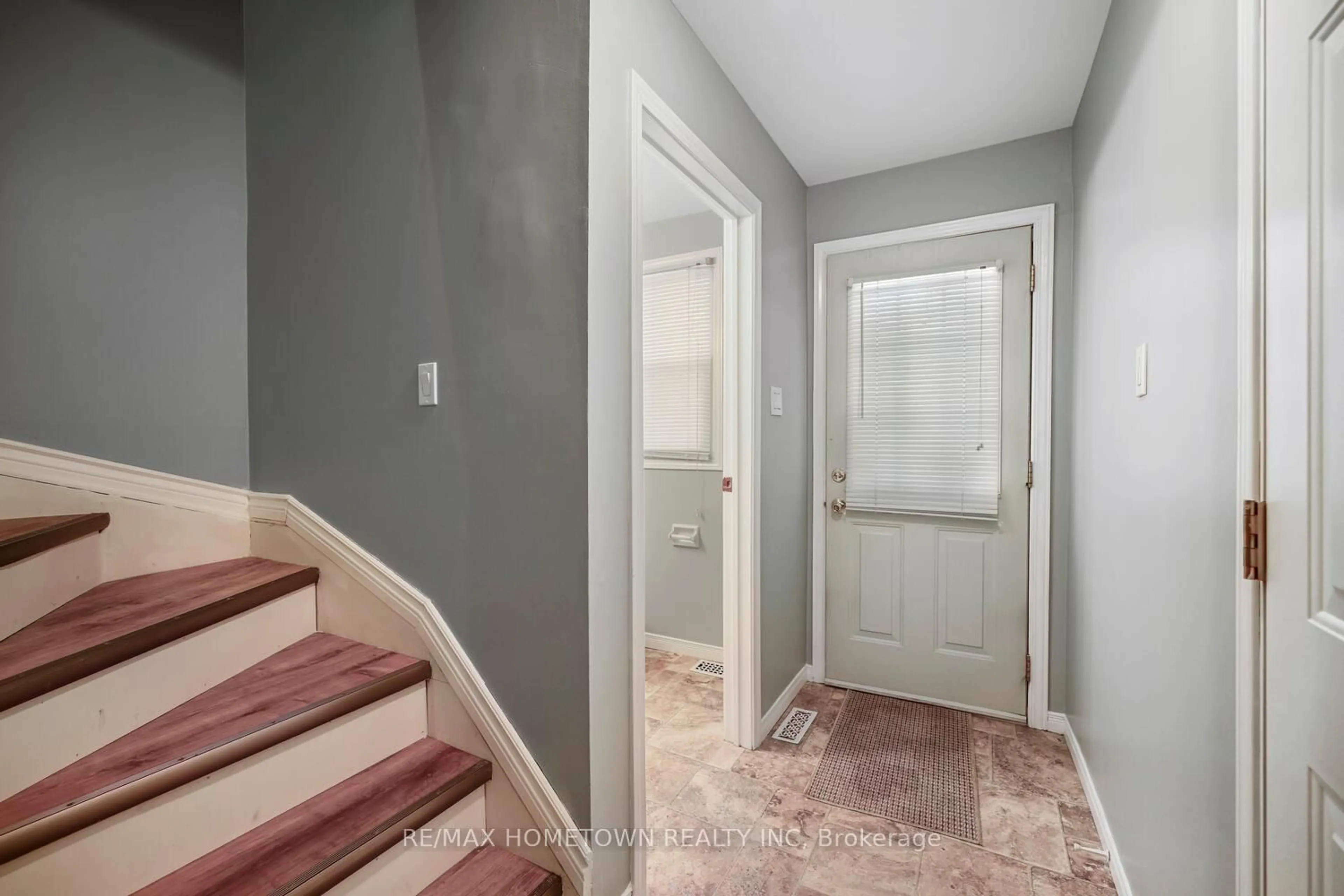 Indoor entryway for 27 Aldershot Ave #9, Brockville Ontario K6V 2P7