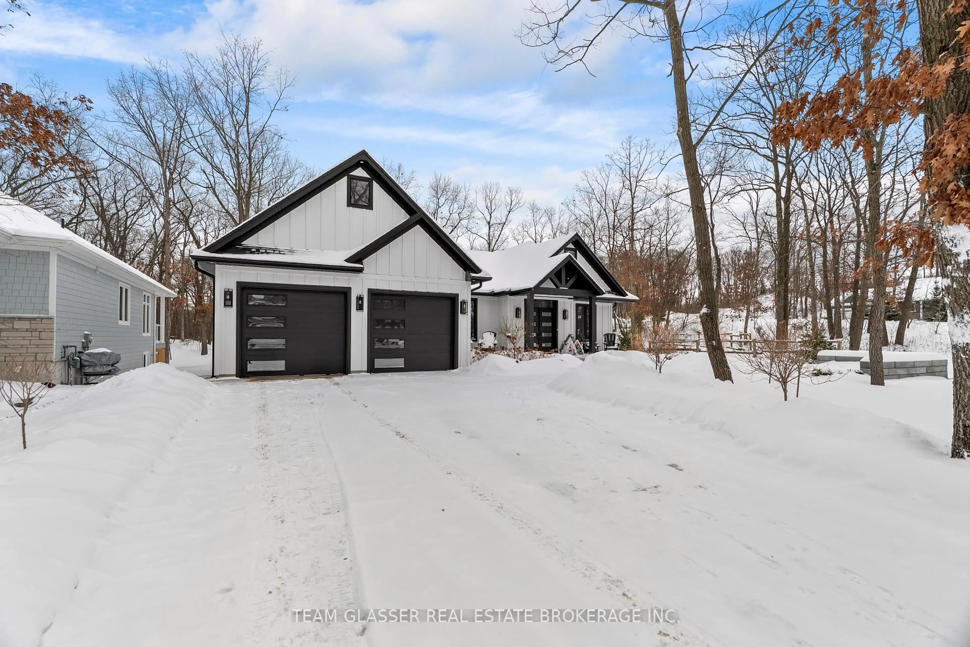 Indoor garage for 10143 Pinery Bluffs Rd, Lambton Shores Ontario N0M 1T0