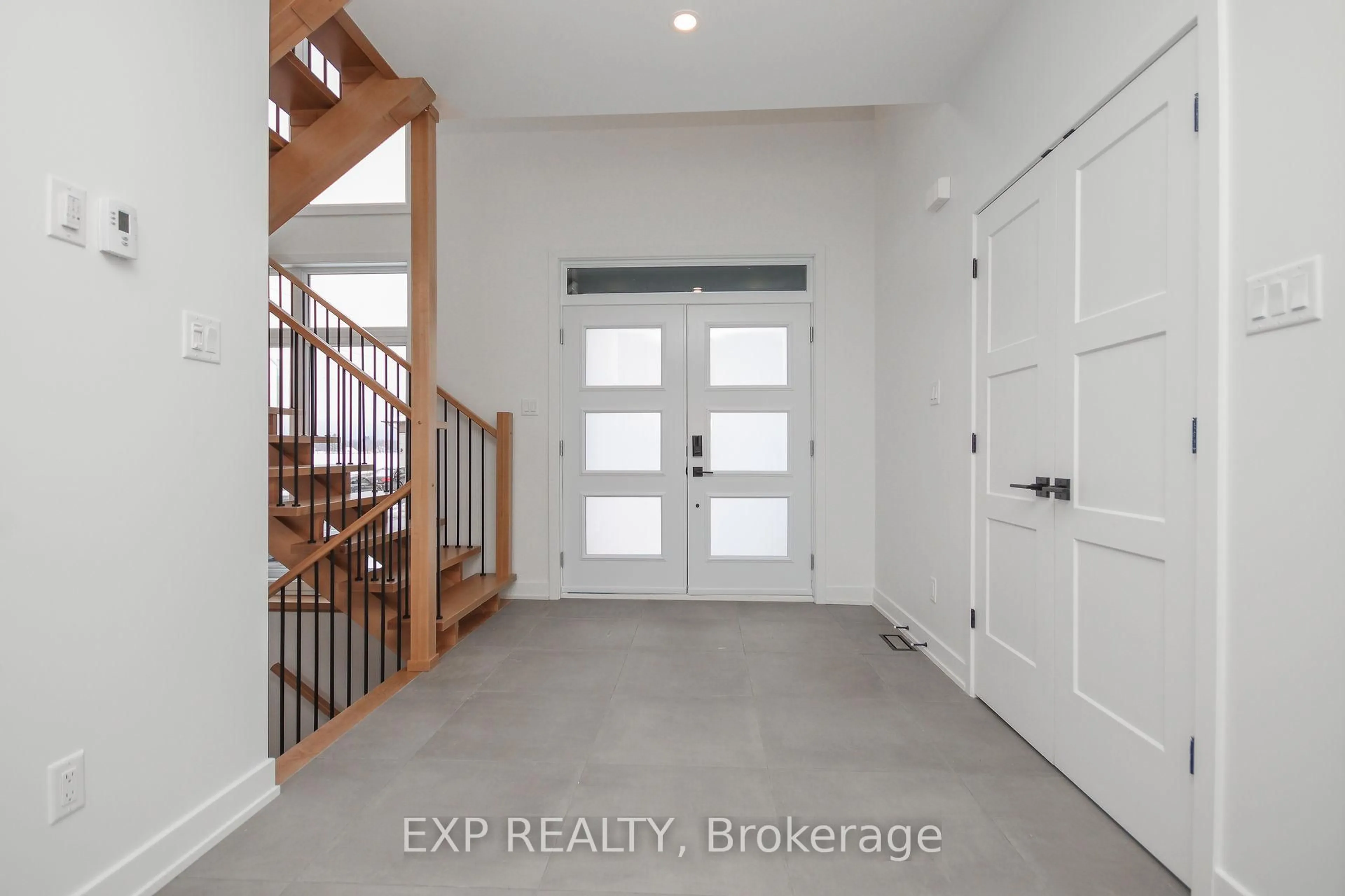 Indoor entryway for 532 BARRAGE St, Casselman Ontario K0A 1M0
