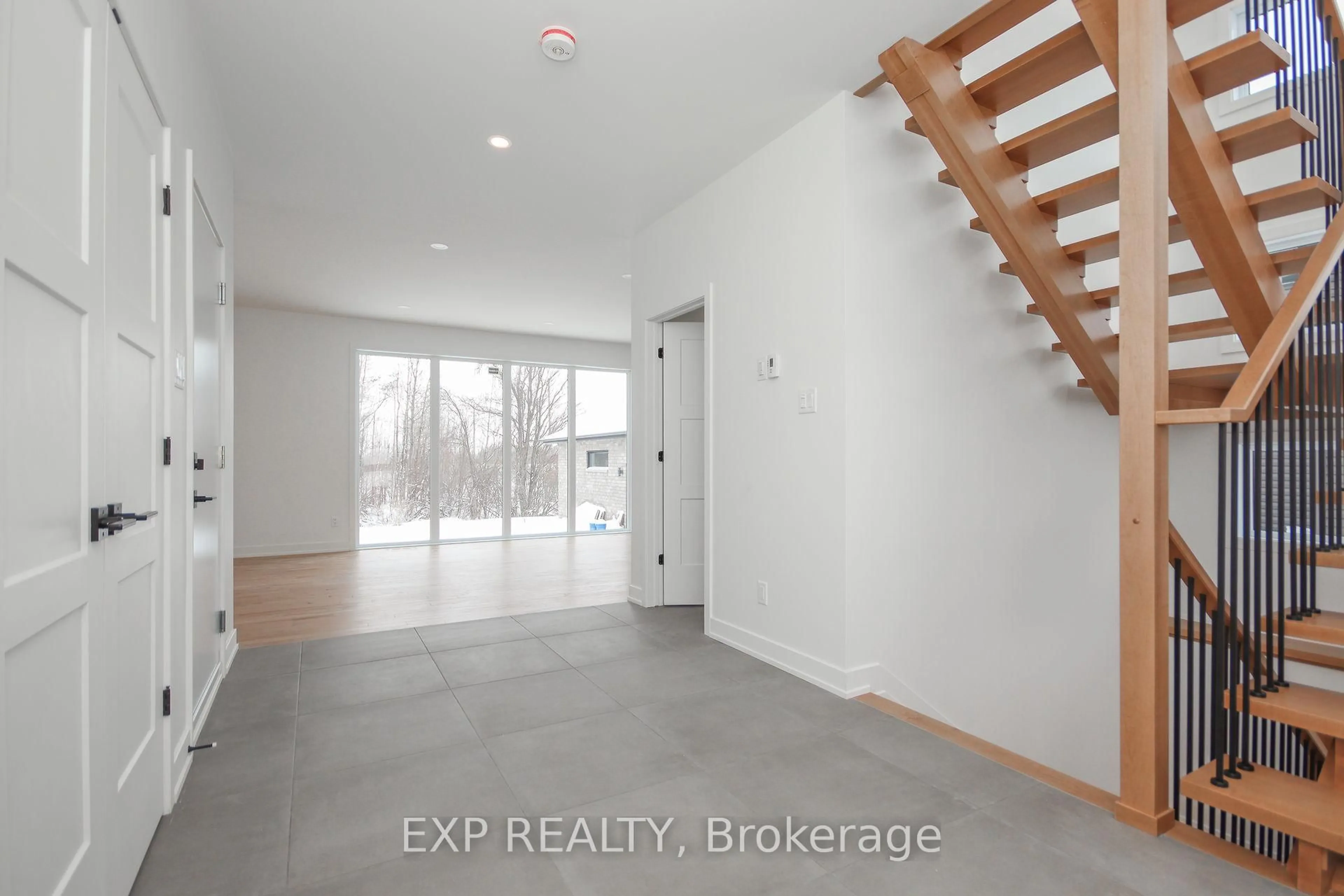 Indoor entryway for 532 BARRAGE St, Casselman Ontario K0A 1M0