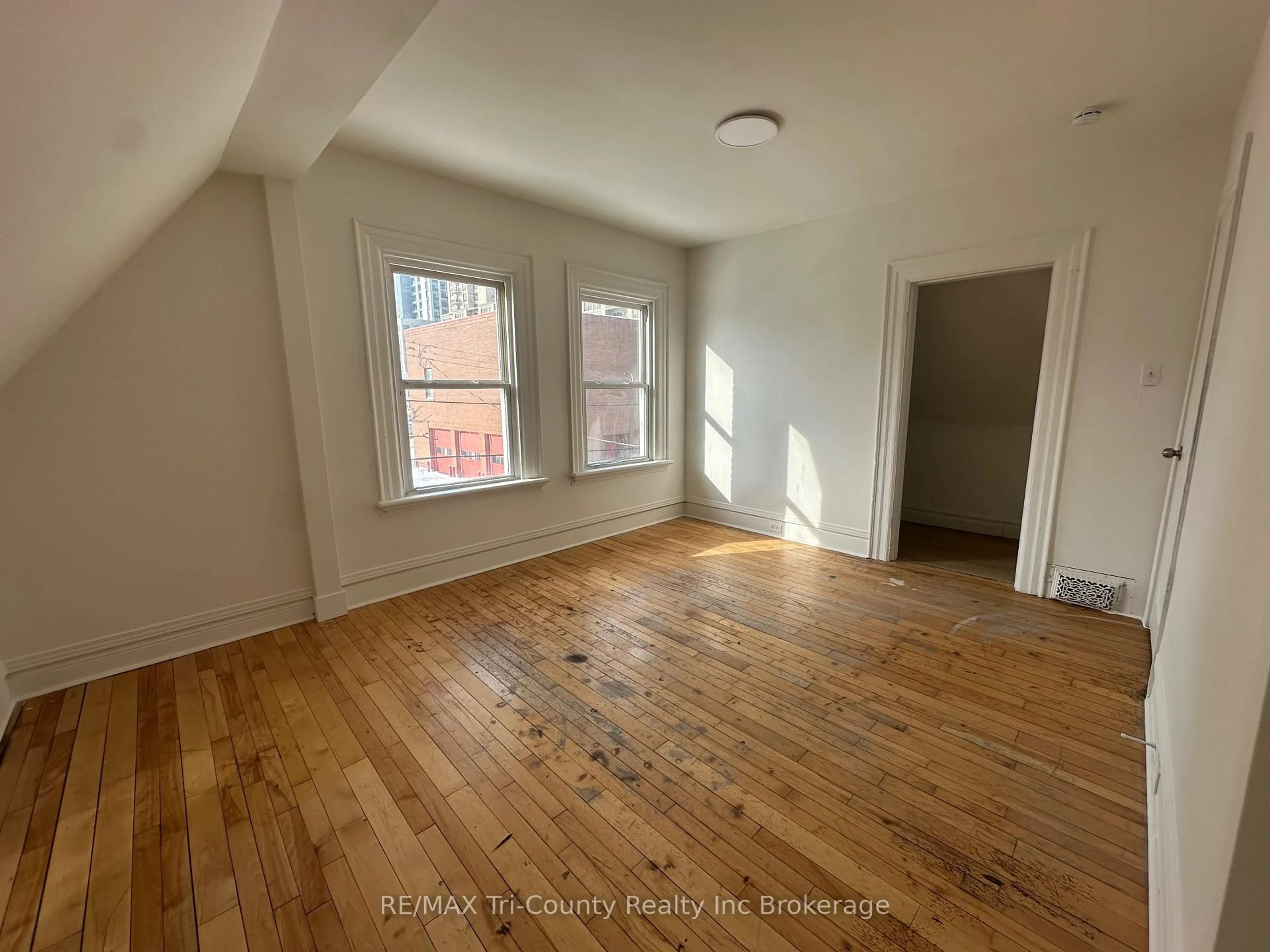 A pic of a room for 358 Glebe St, London East Ontario N5W 3T1