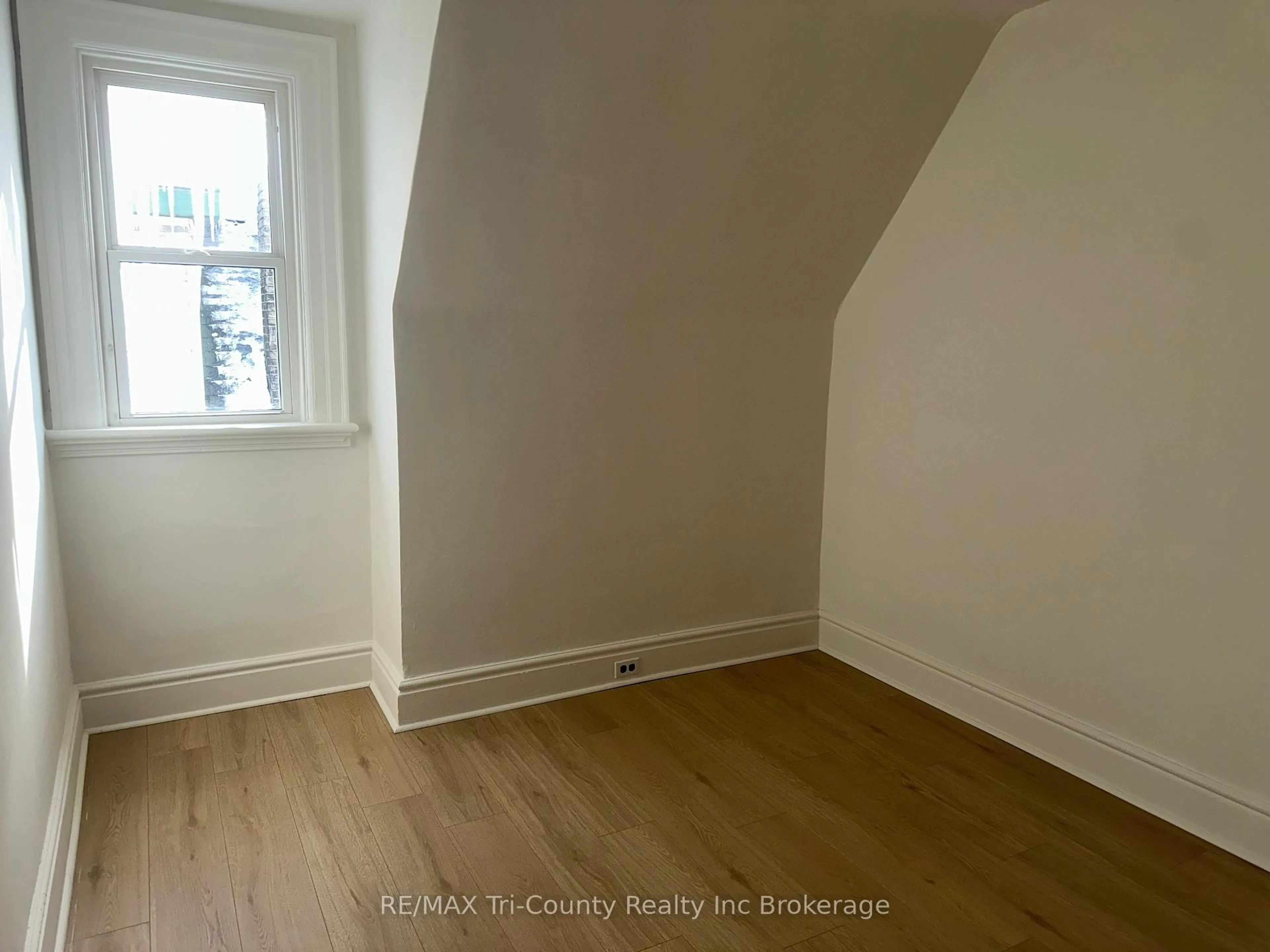 A pic of a room for 358 Glebe St, London East Ontario N5W 3T1