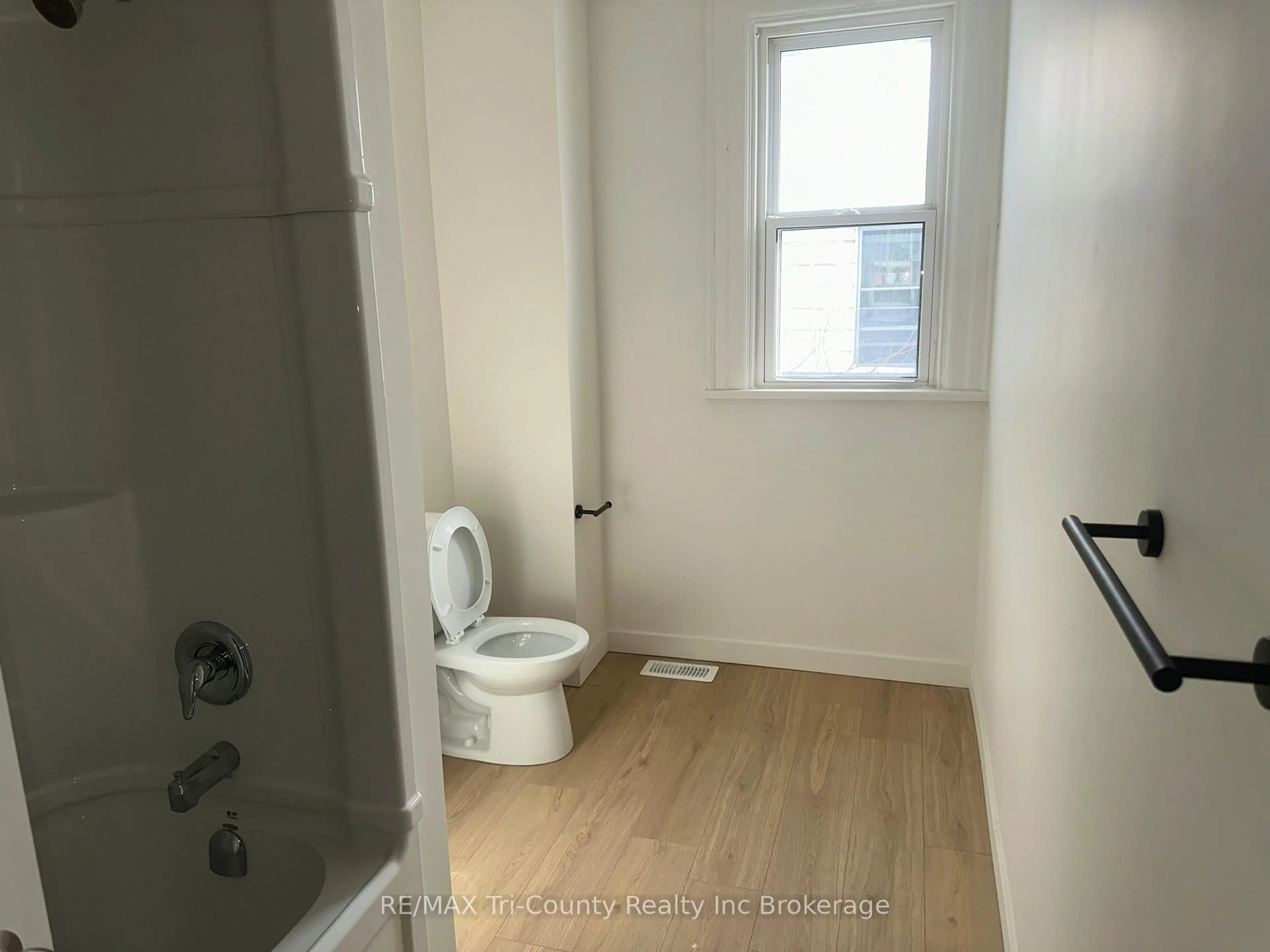A pic of a room for 358 Glebe St, London East Ontario N5W 3T1