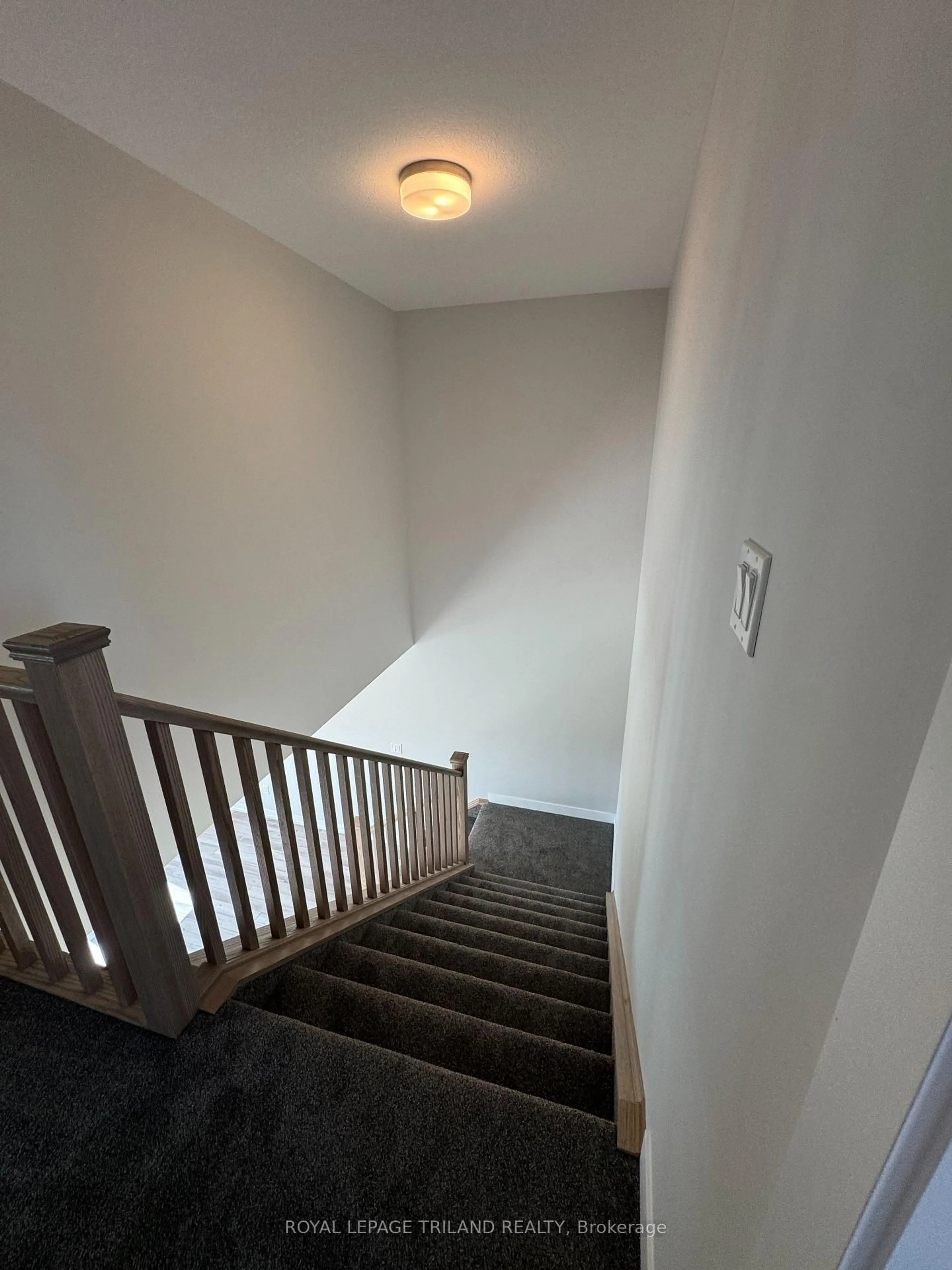 Stairs for 33 HARROW Lane, St. Thomas Ontario N5R 0P3