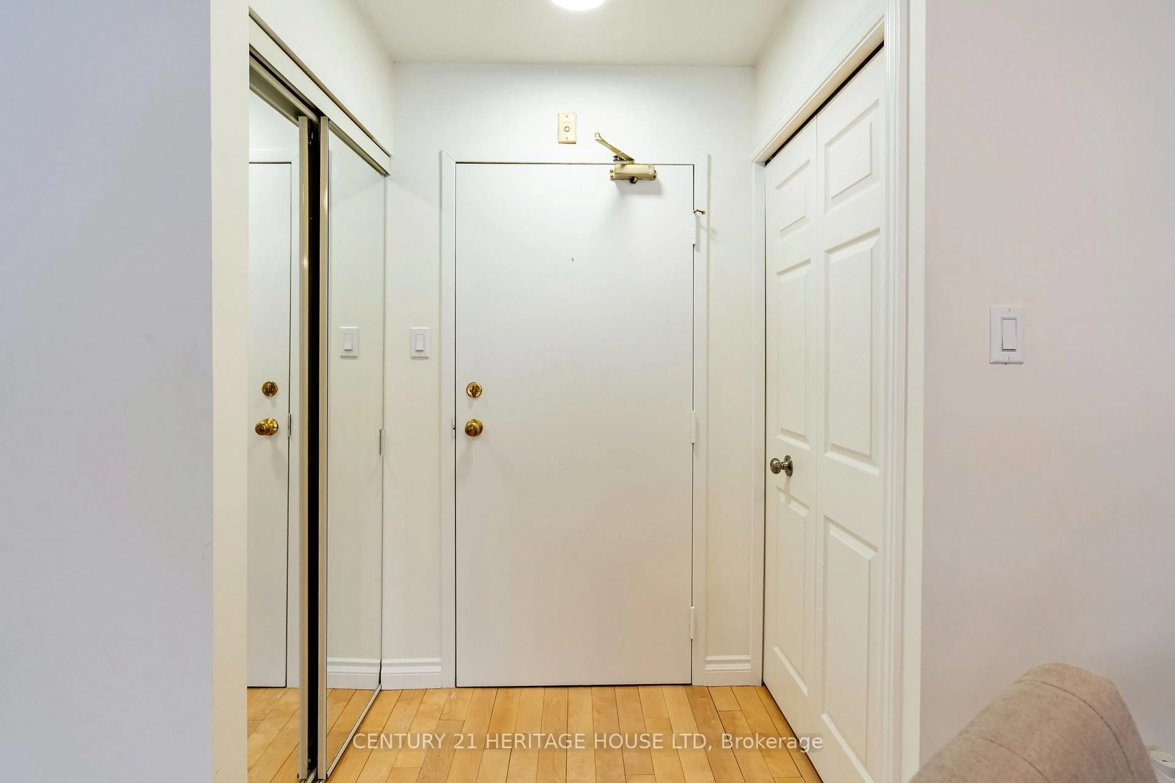 Indoor entryway for 15 Hofstetter Ave #208, Kitchener Ontario N2A 3Z7