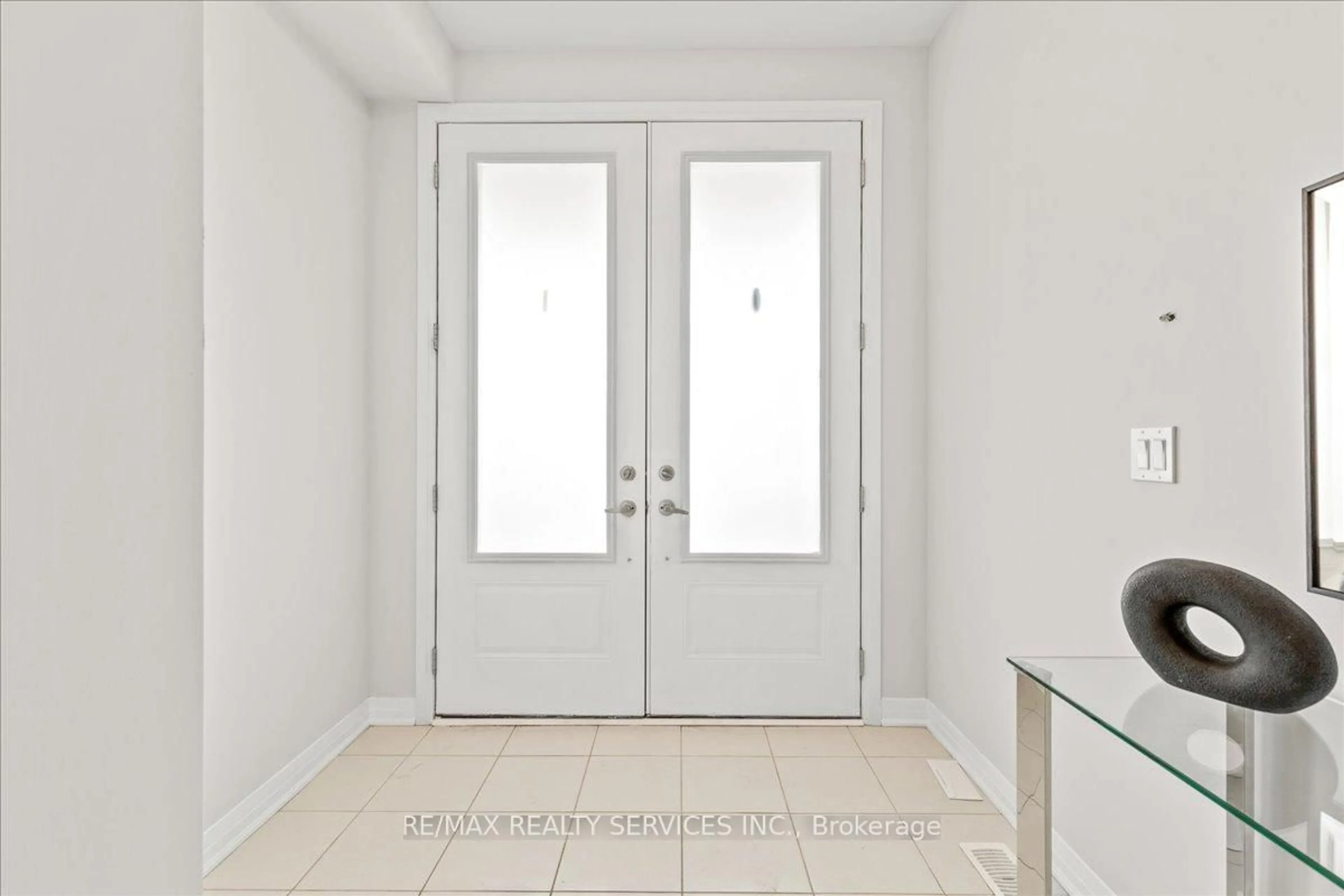 Indoor entryway for 478 Robert Woolner St, North Dumfries Ontario N0B 1E0