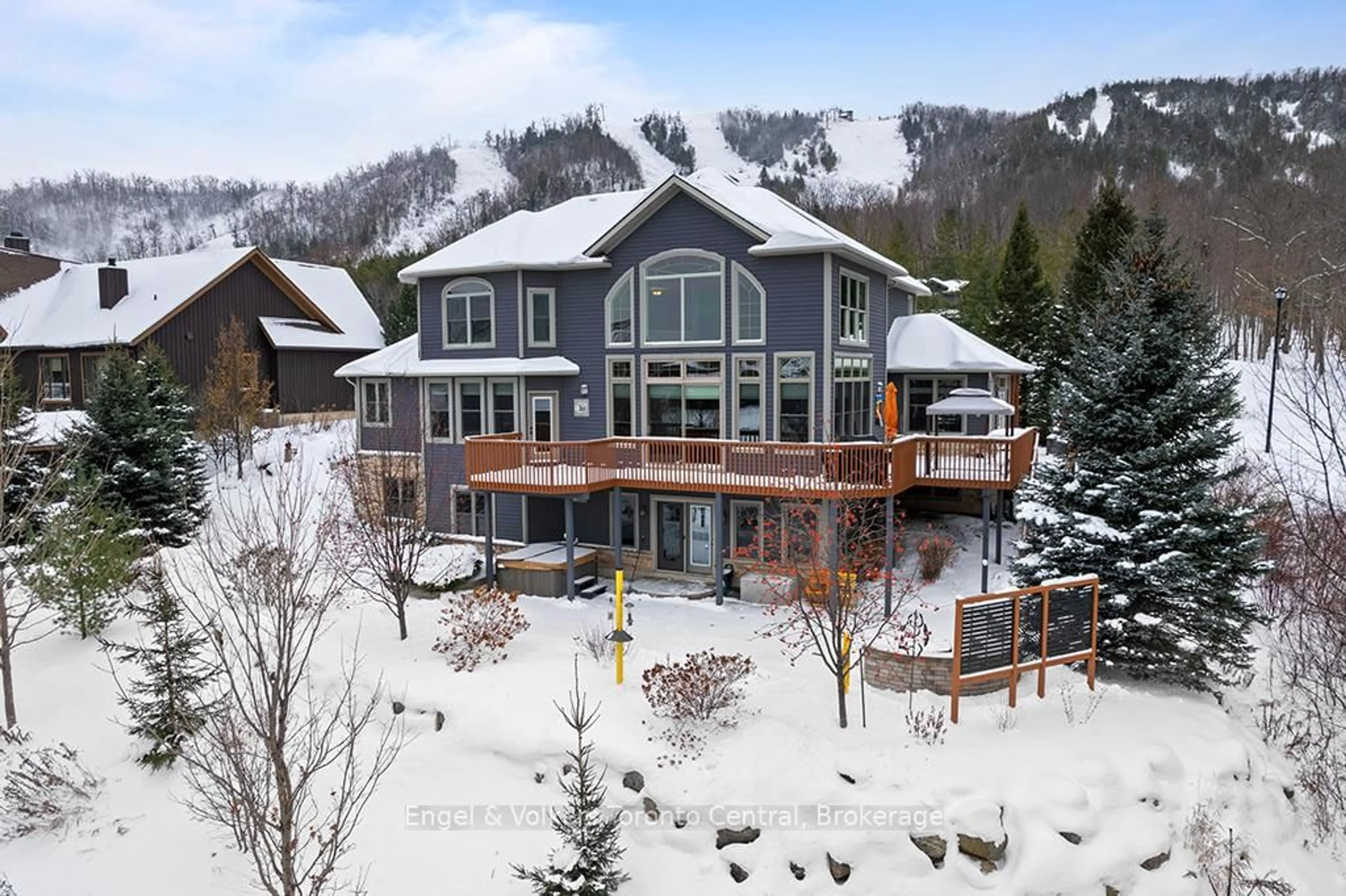 A pic from outside/outdoor area/front of a property/back of a property/a pic from drone, mountain view for 193 Alta Rd, Blue Mountains Ontario L9Y 0T2