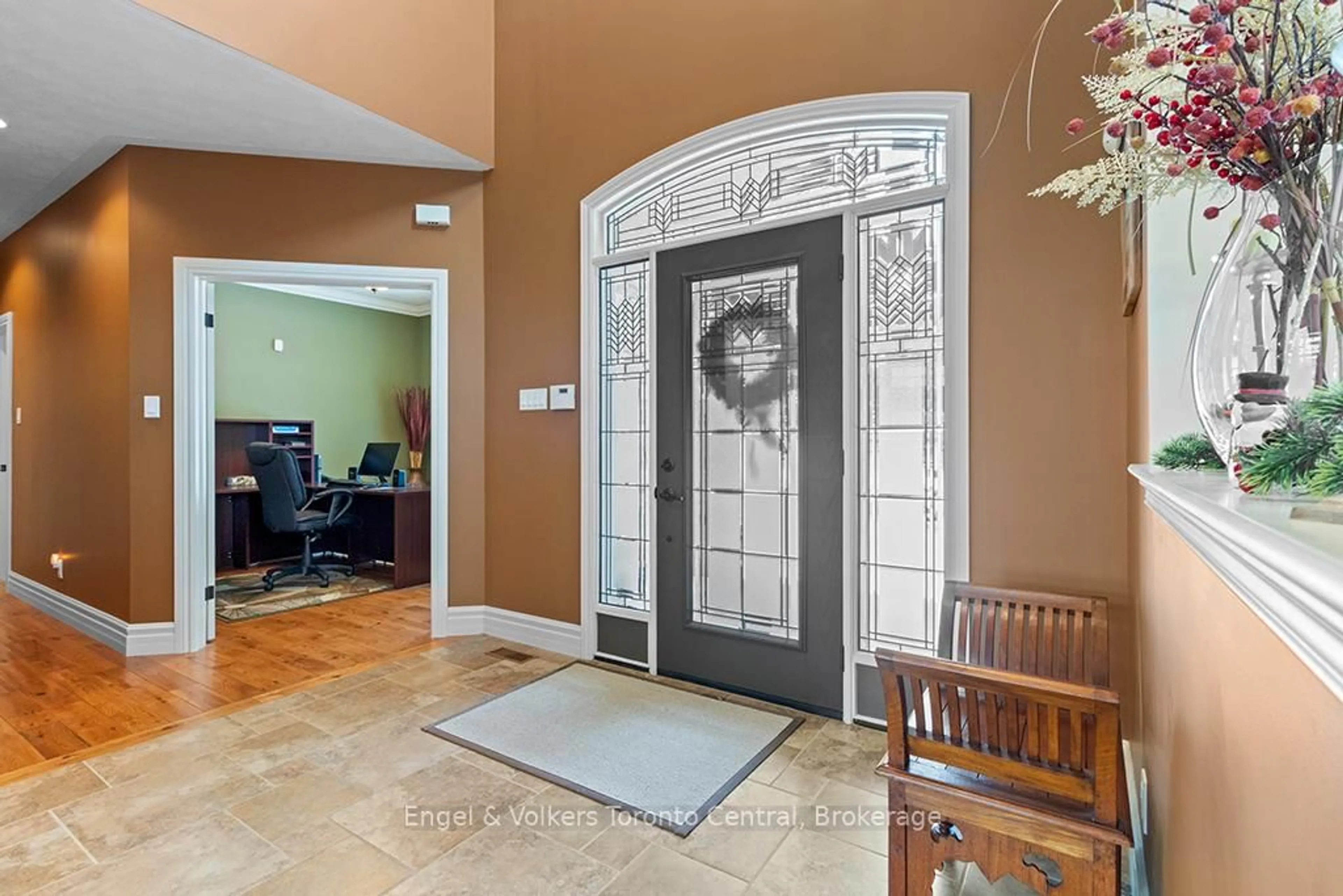 Indoor foyer for 193 Alta Rd, Blue Mountains Ontario L9Y 0T2