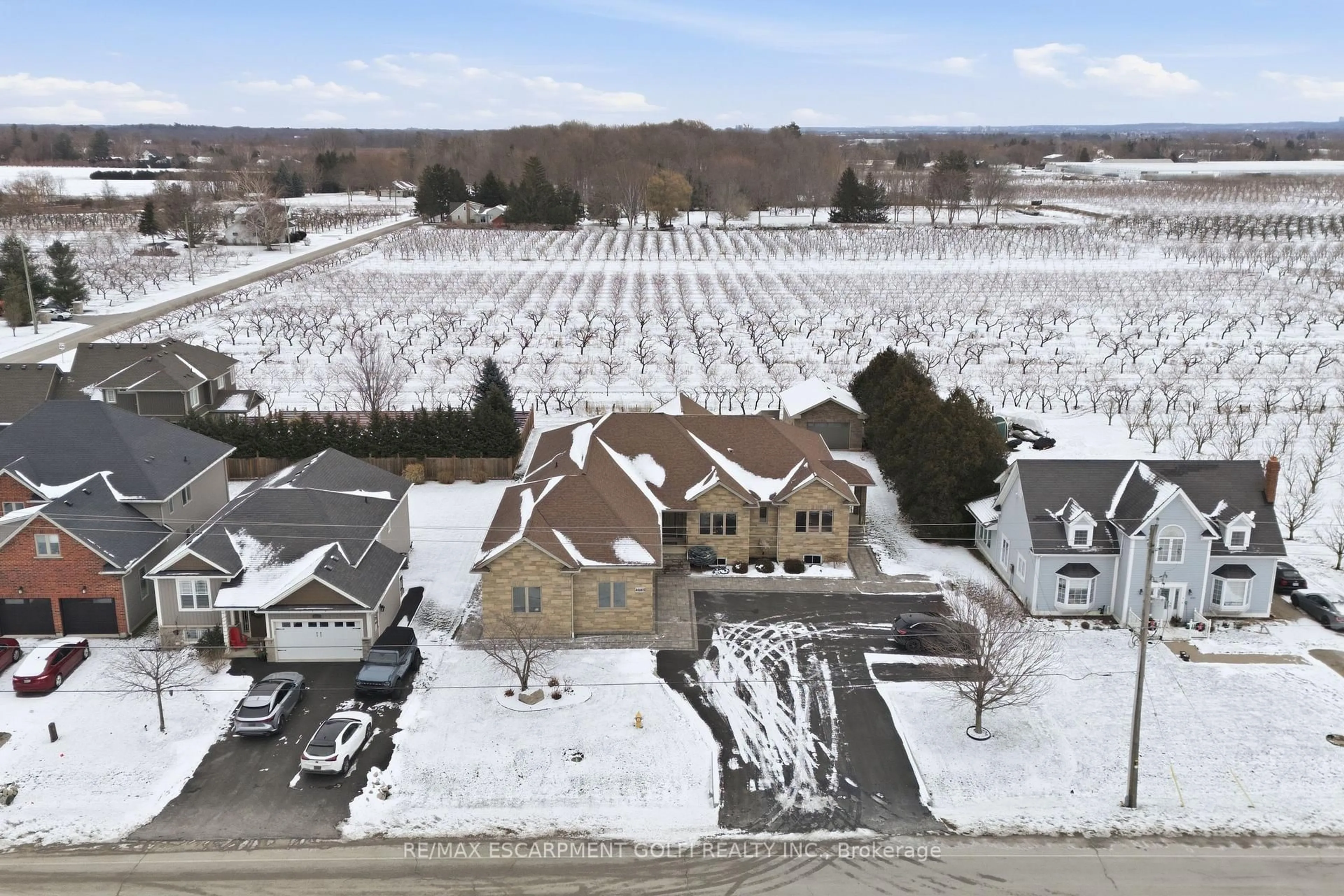 A pic from outside/outdoor area/front of a property/back of a property/a pic from drone, mountain view for 4085 Jordan Rd, Lincoln Ontario L0R 1S0