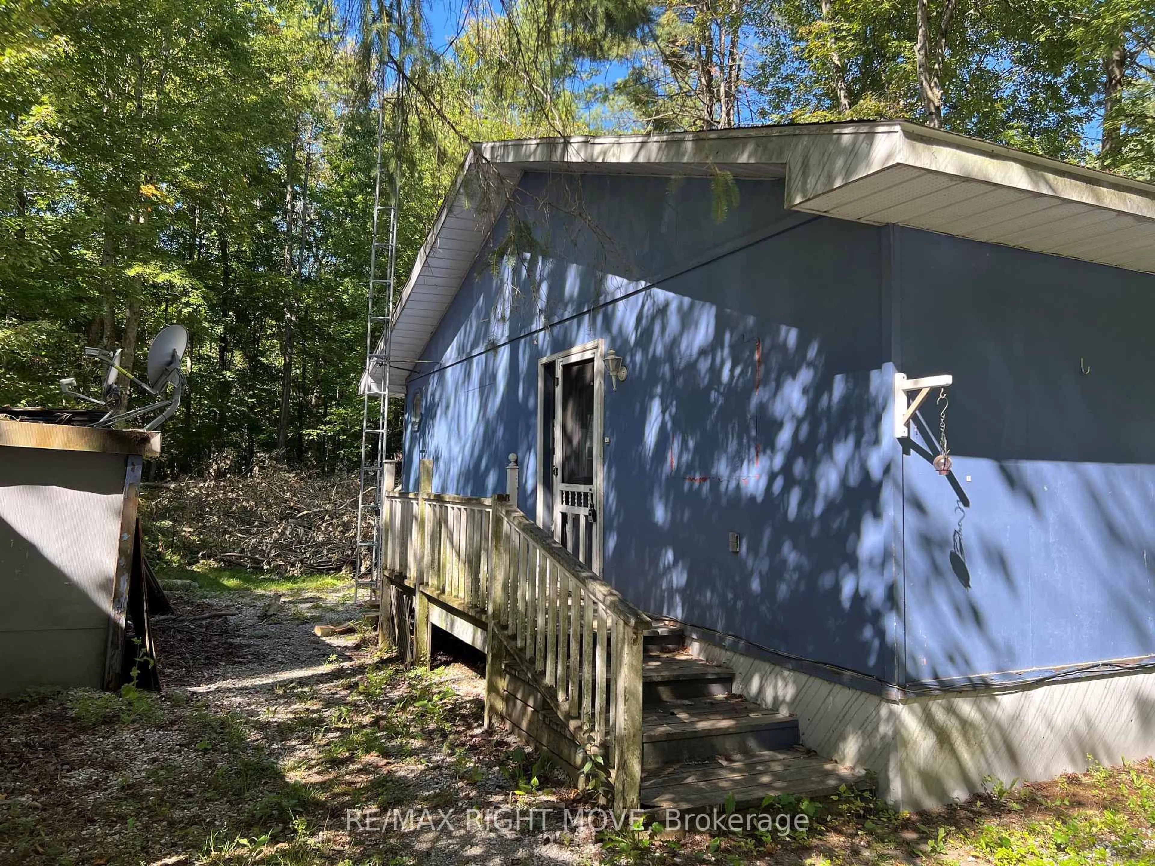 A pic from outside/outdoor area/front of a property/back of a property/a pic from drone, forest/trees view for 1052 4 Seasons Rd, Gravenhurst Ontario P0E 1N0