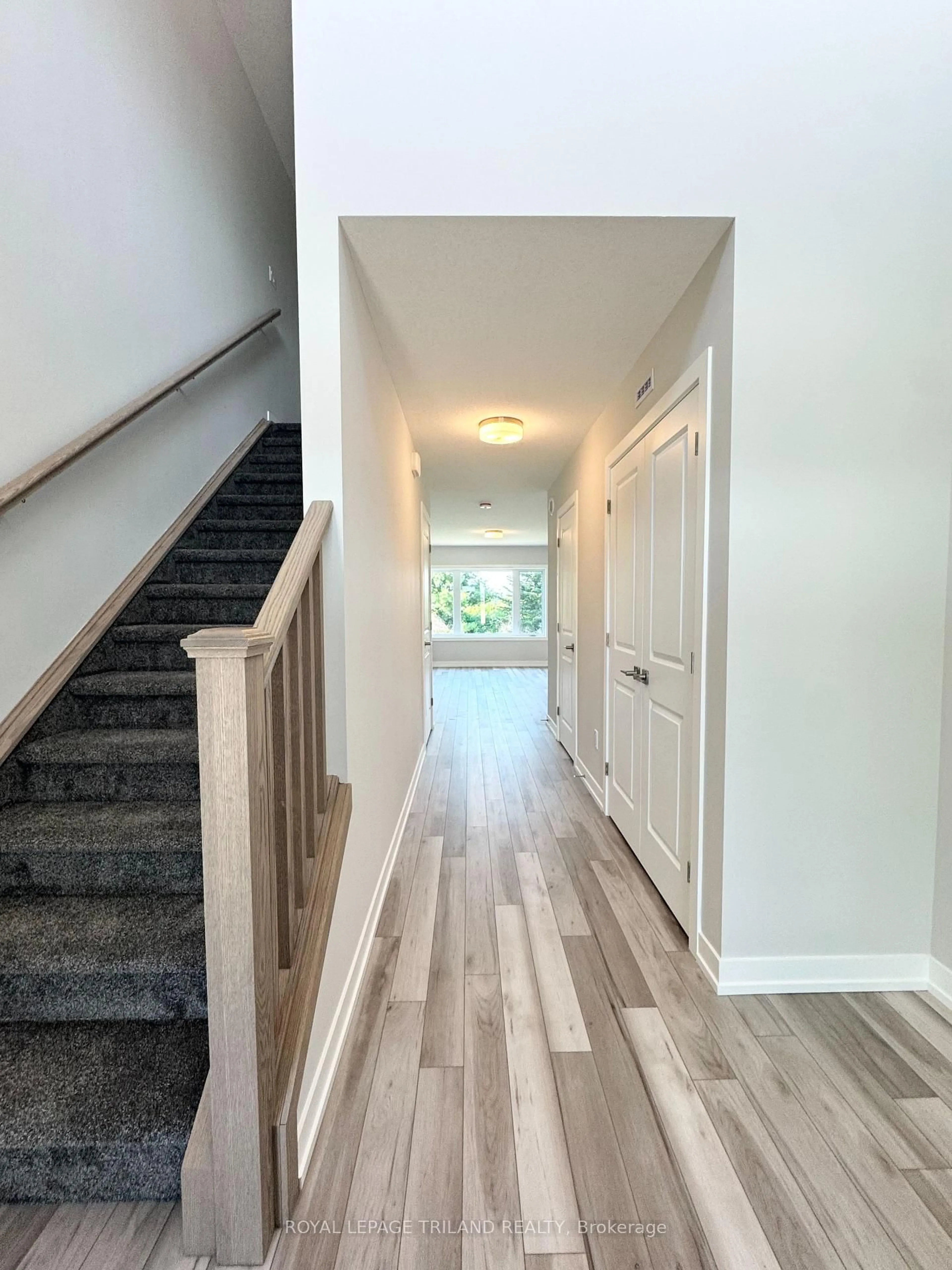 Indoor entryway for 111 STYLES Dr, St. Thomas Ontario N5R 0N8