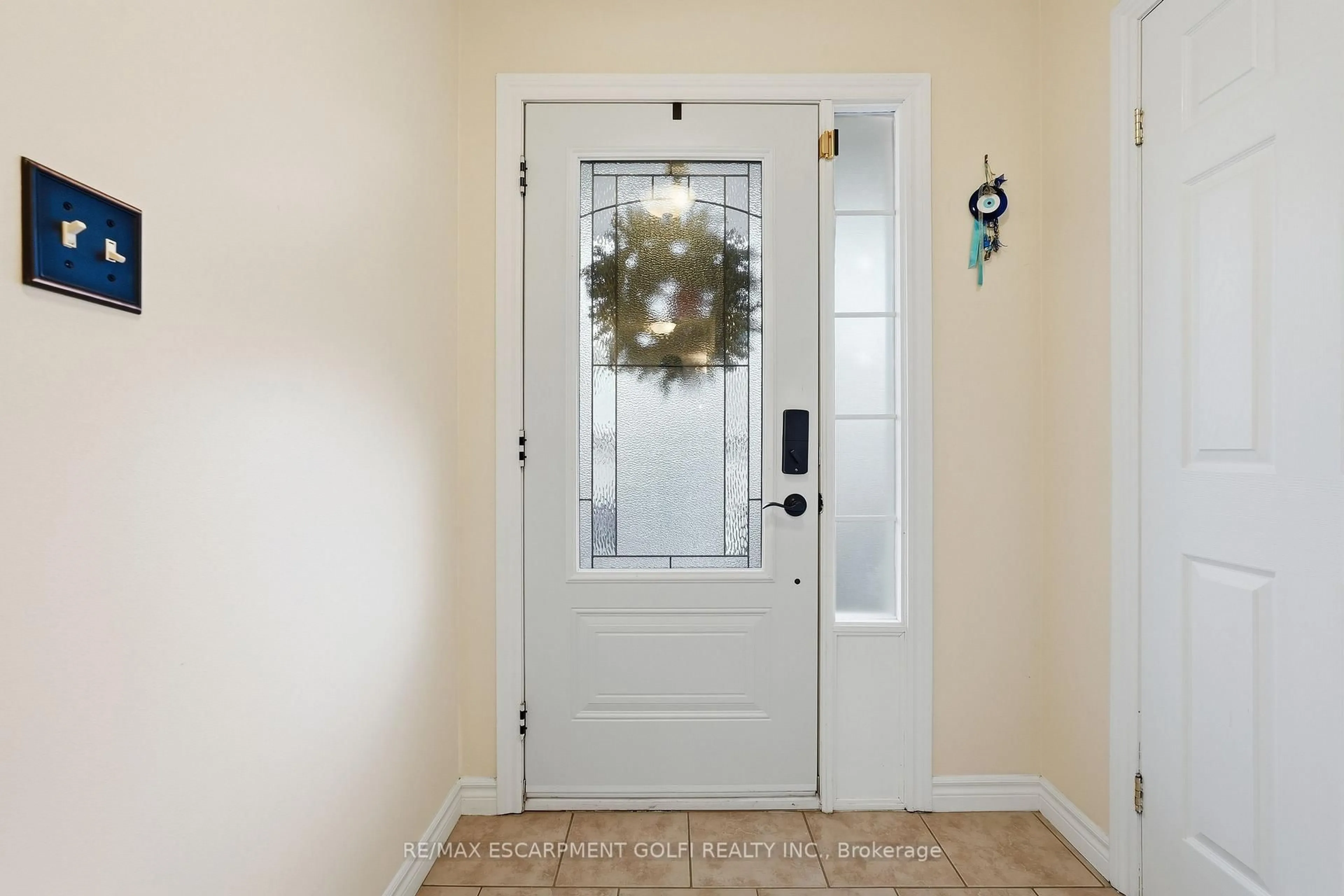 Indoor entryway for 122 Vennio Lane, Hamilton Ontario L9B 2Y7