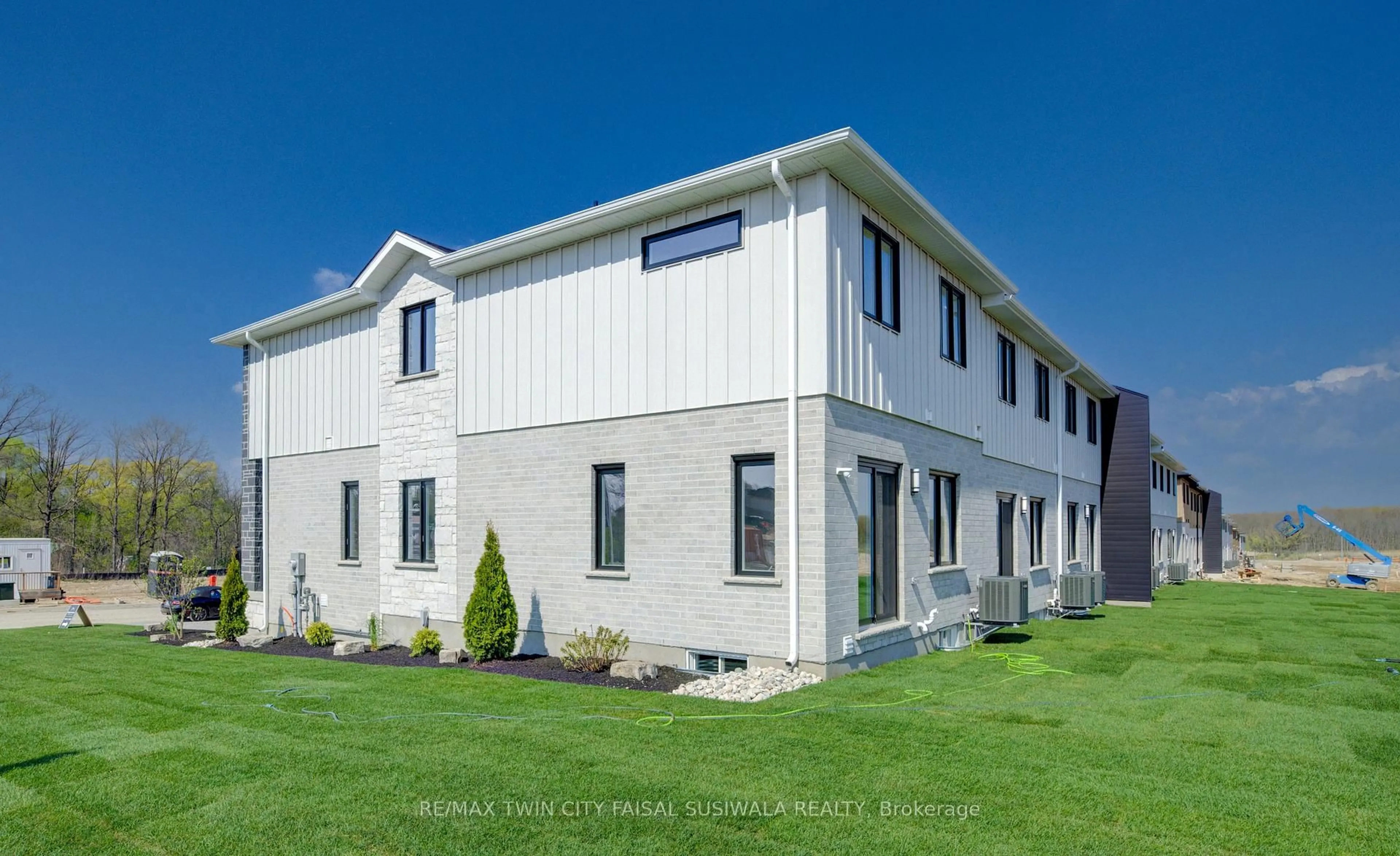 Home with vinyl exterior material, building for 210 GREENGATE Blvd, Cambridge Ontario N1T 0H9