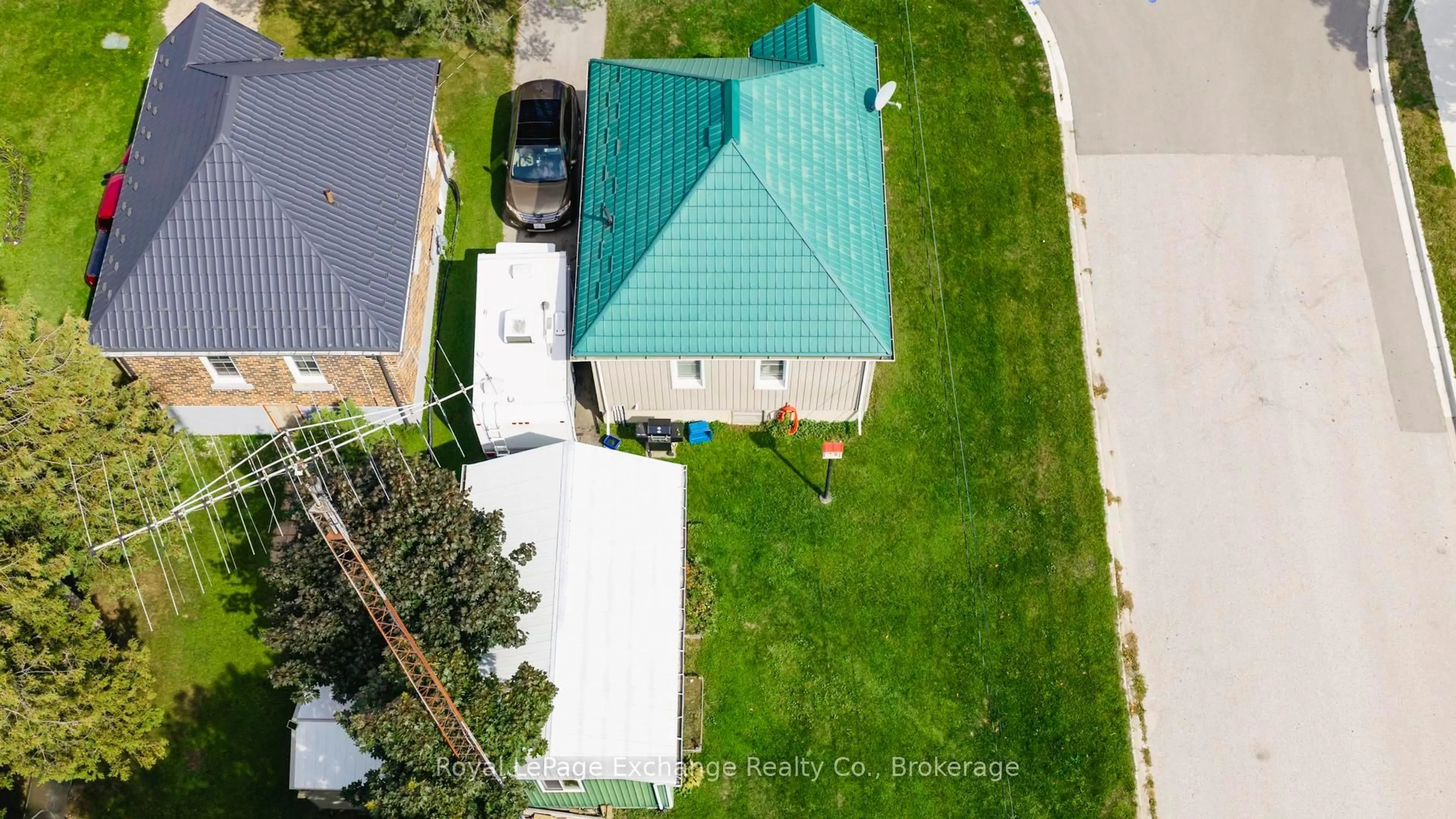 A pic from outside/outdoor area/front of a property/back of a property/a pic from drone, street for 127 Yonge St, Brockton Ontario N0G 2V0