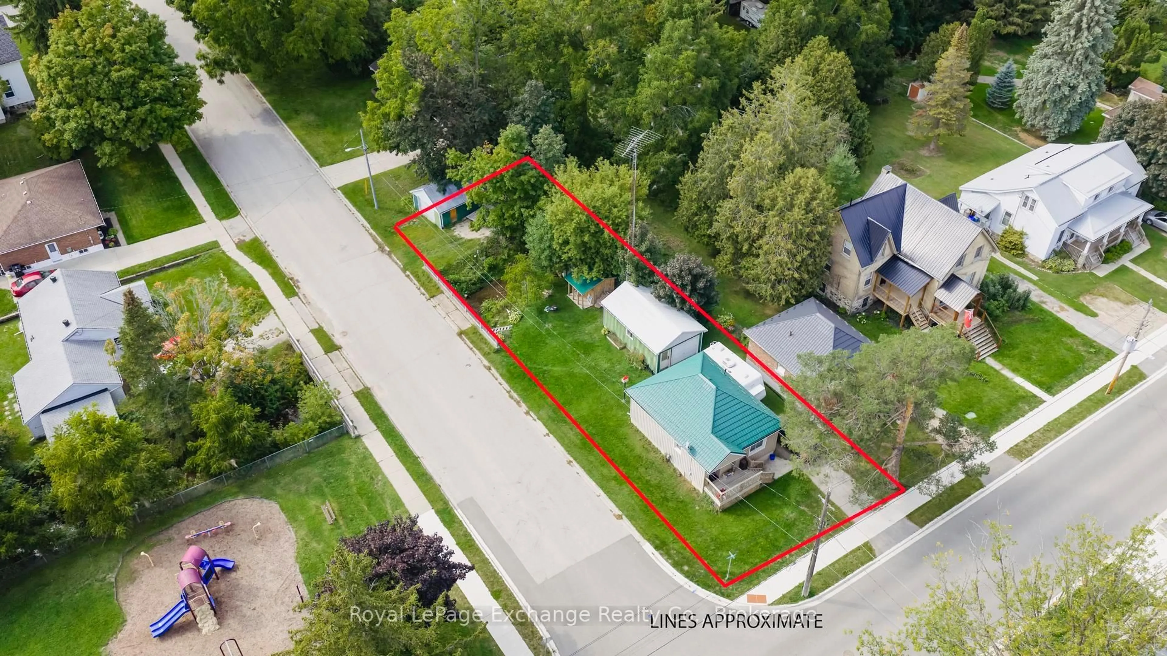 A pic from outside/outdoor area/front of a property/back of a property/a pic from drone, street for 127 Yonge St, Brockton Ontario N0G 2V0