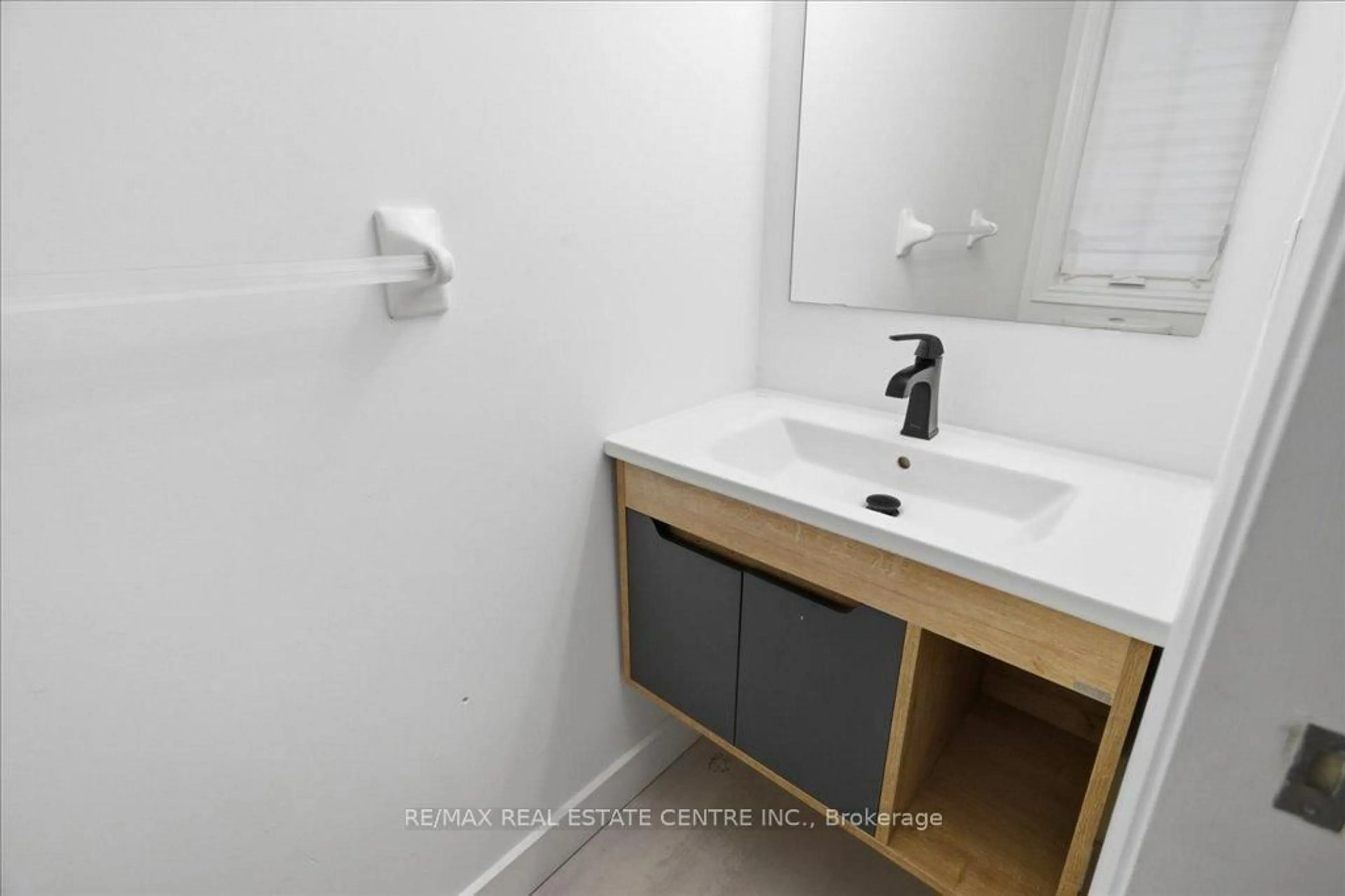 Standard bathroom, unknown for 100 Mussen St, Guelph Ontario N1E 0K2