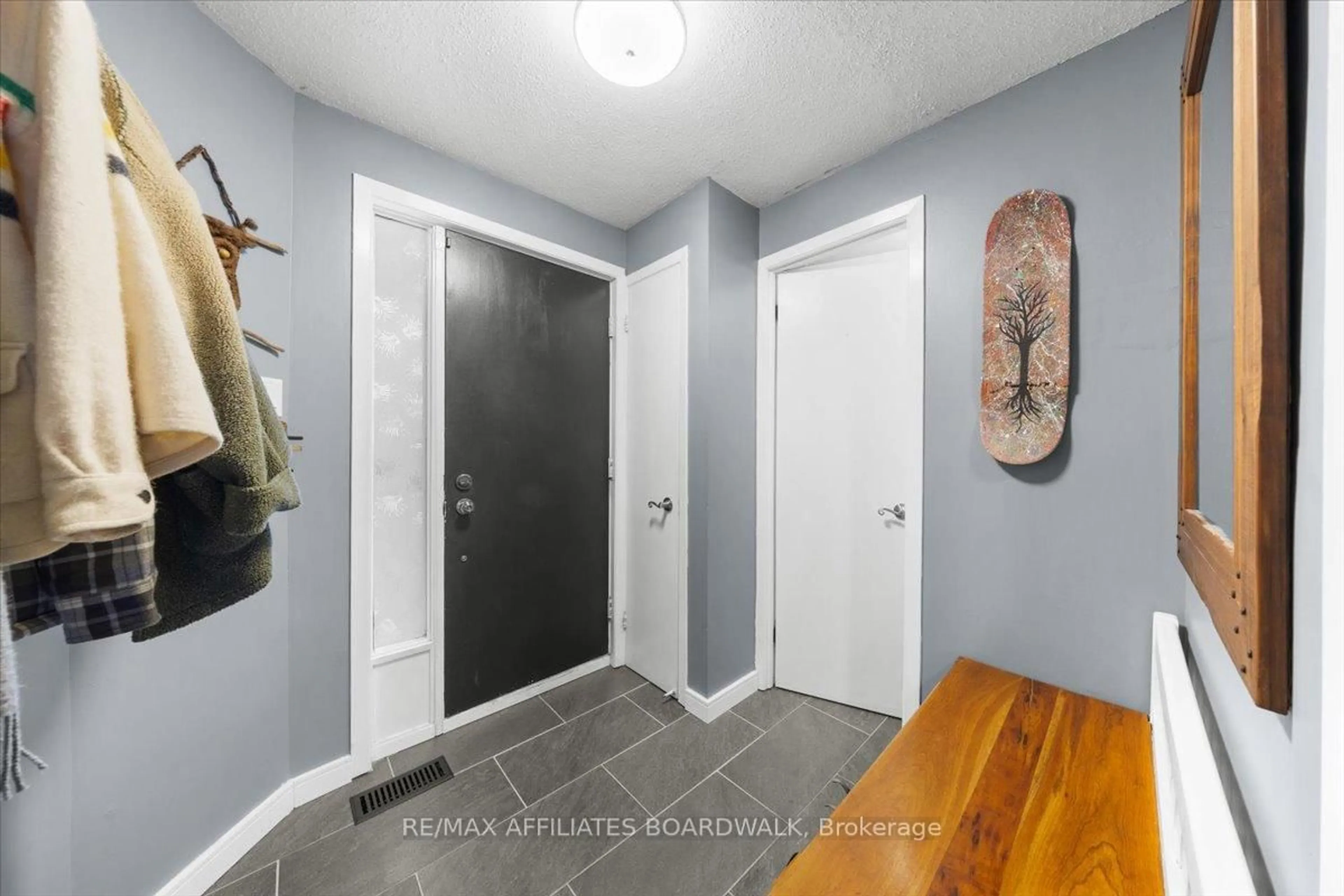 Indoor entryway for 1146 Grenoble Cres, Ottawa Ontario K1C 2C6