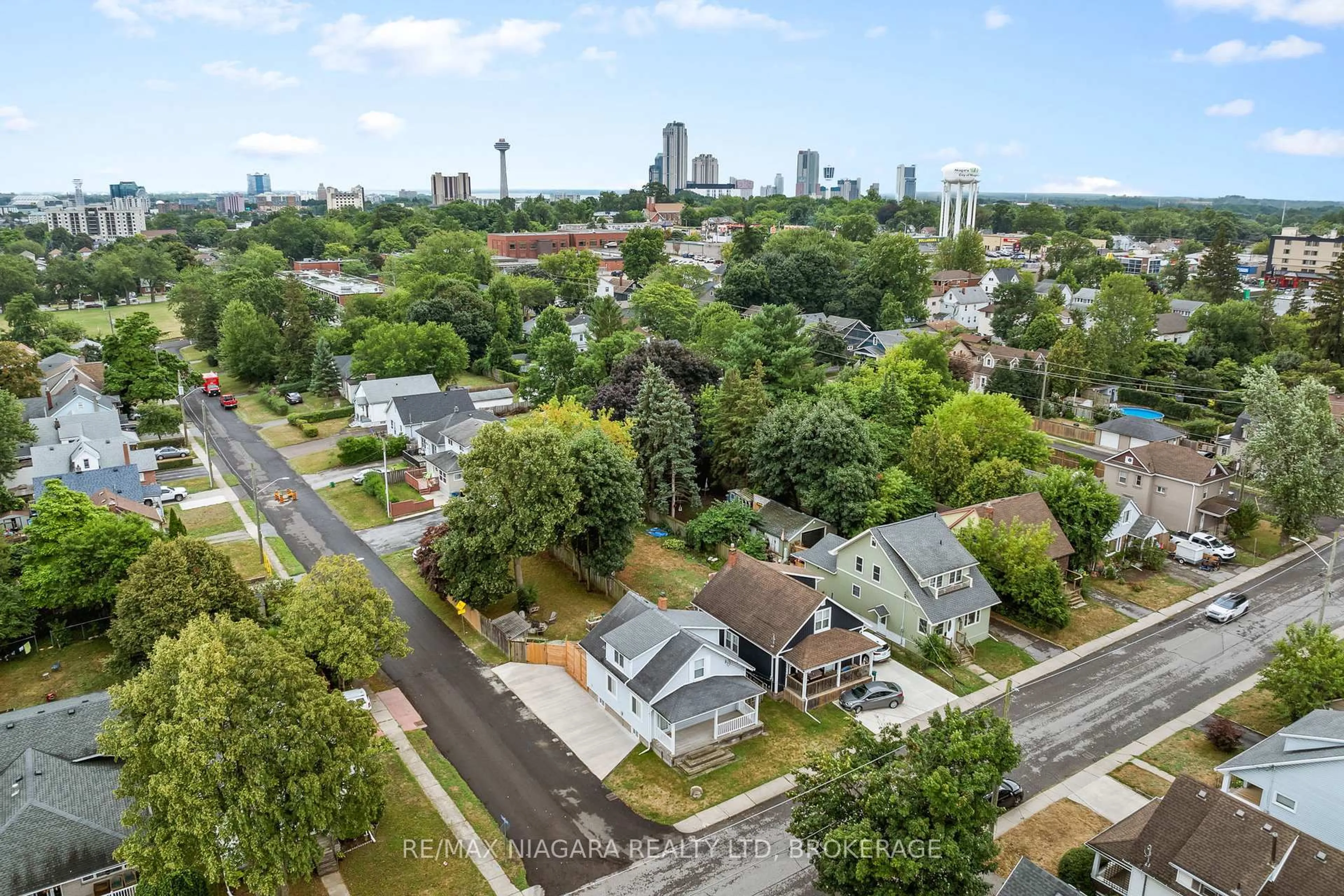 A pic from outside/outdoor area/front of a property/back of a property/a pic from drone, city buildings view from balcony for 5690 HIGHLAND Ave, Niagara Falls Ontario L2G 4X3