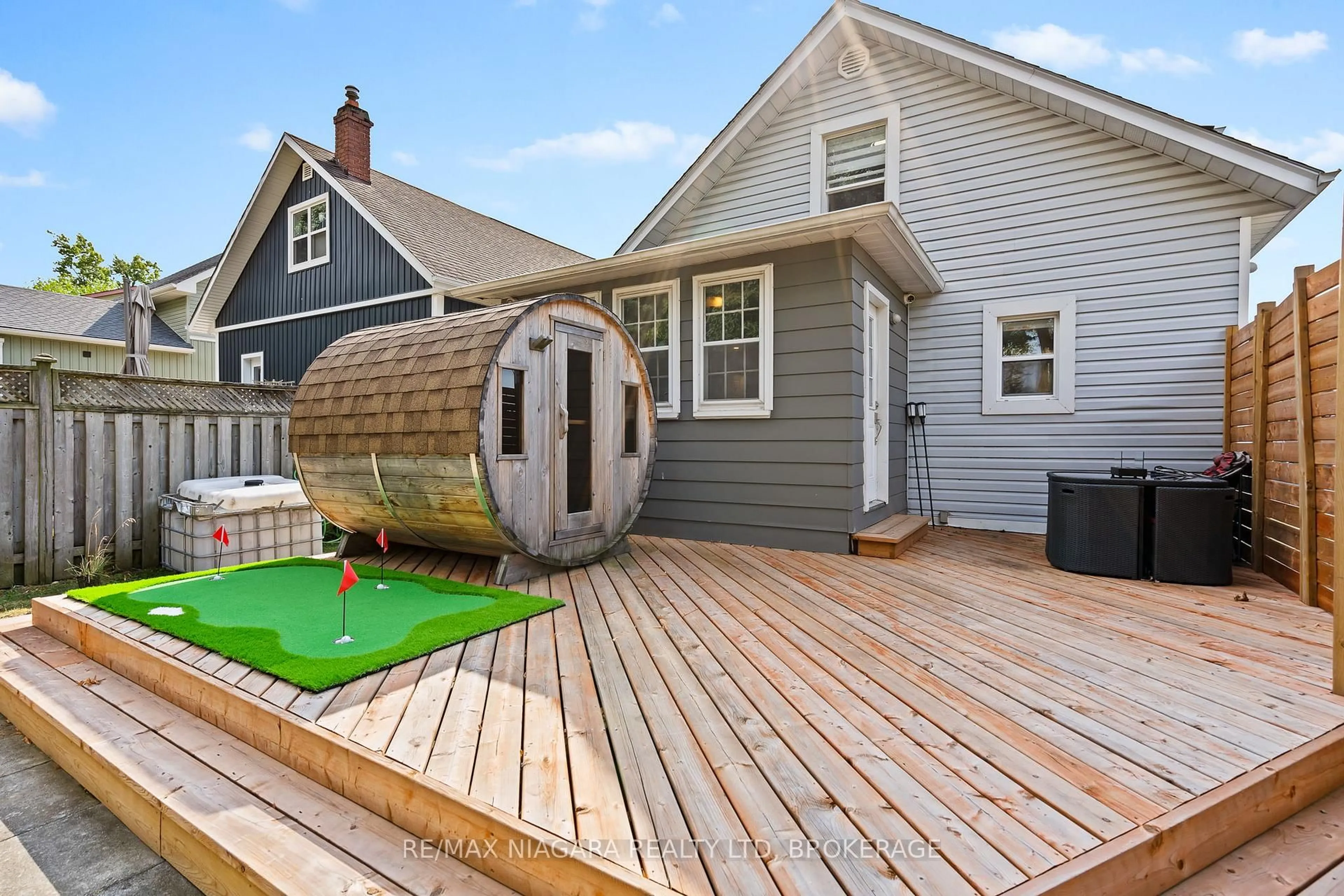 Home with vinyl exterior material, street for 5690 HIGHLAND Ave, Niagara Falls Ontario L2G 4X3