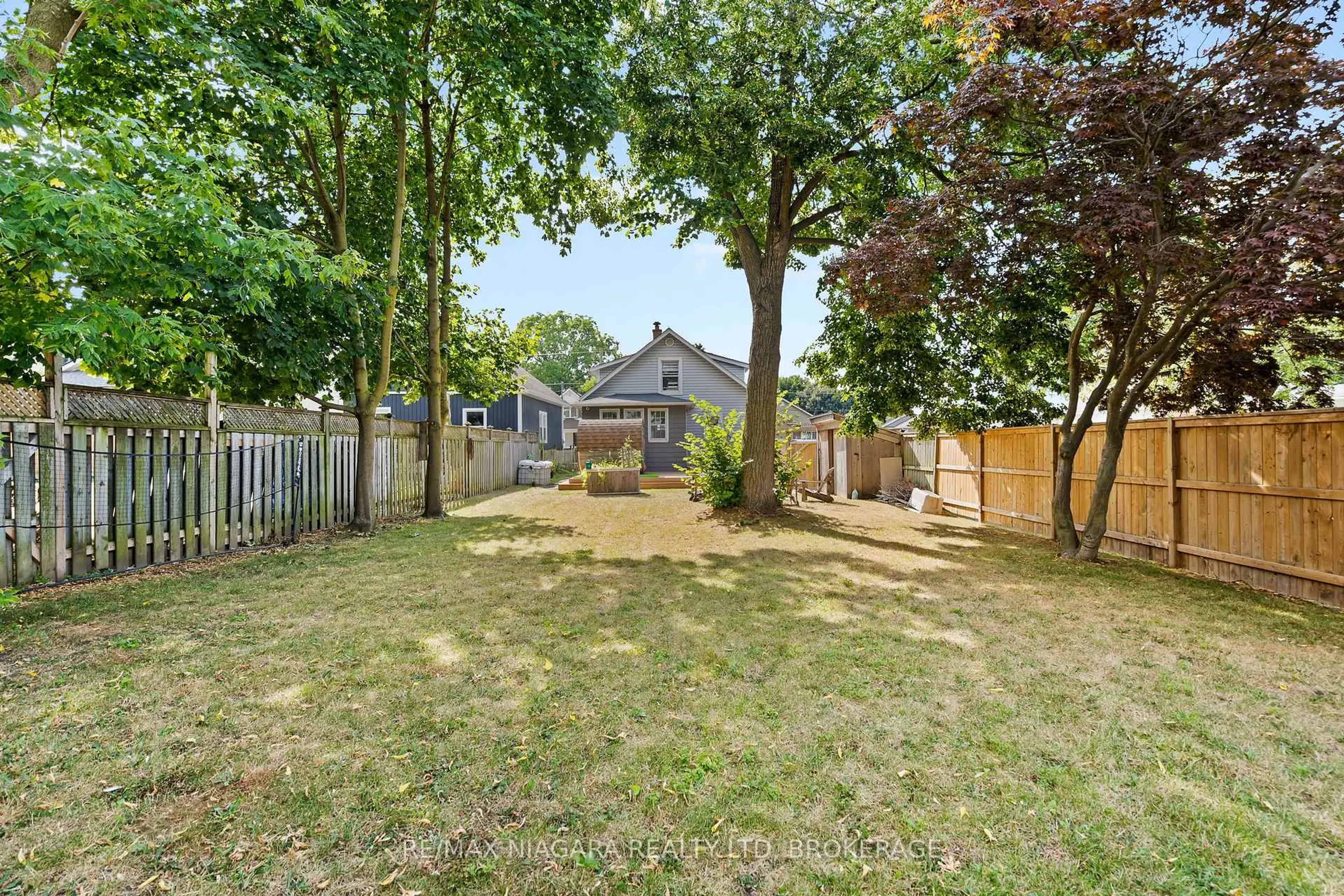 A pic from outside/outdoor area/front of a property/back of a property/a pic from drone, street for 5690 HIGHLAND Ave, Niagara Falls Ontario L2G 4X3