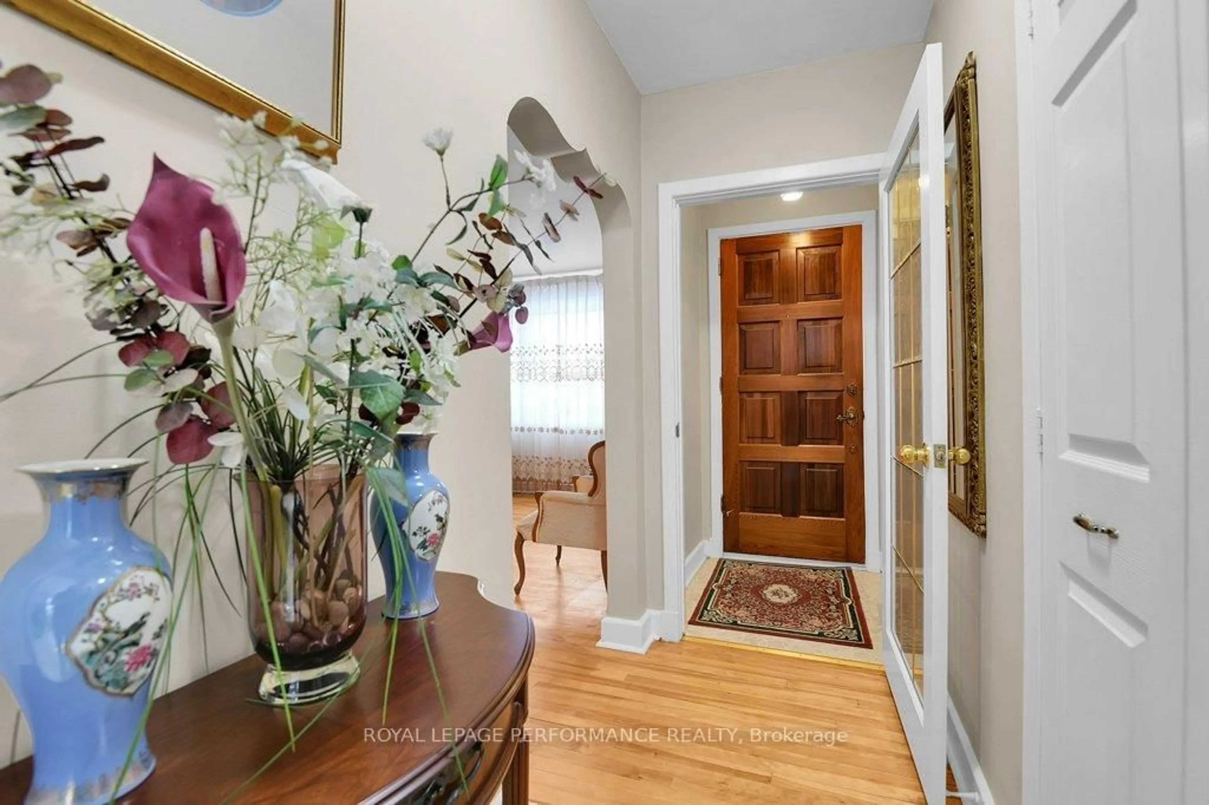 Indoor entryway for 456 Blake Blvd, Ottawa Ontario K1K 1B1